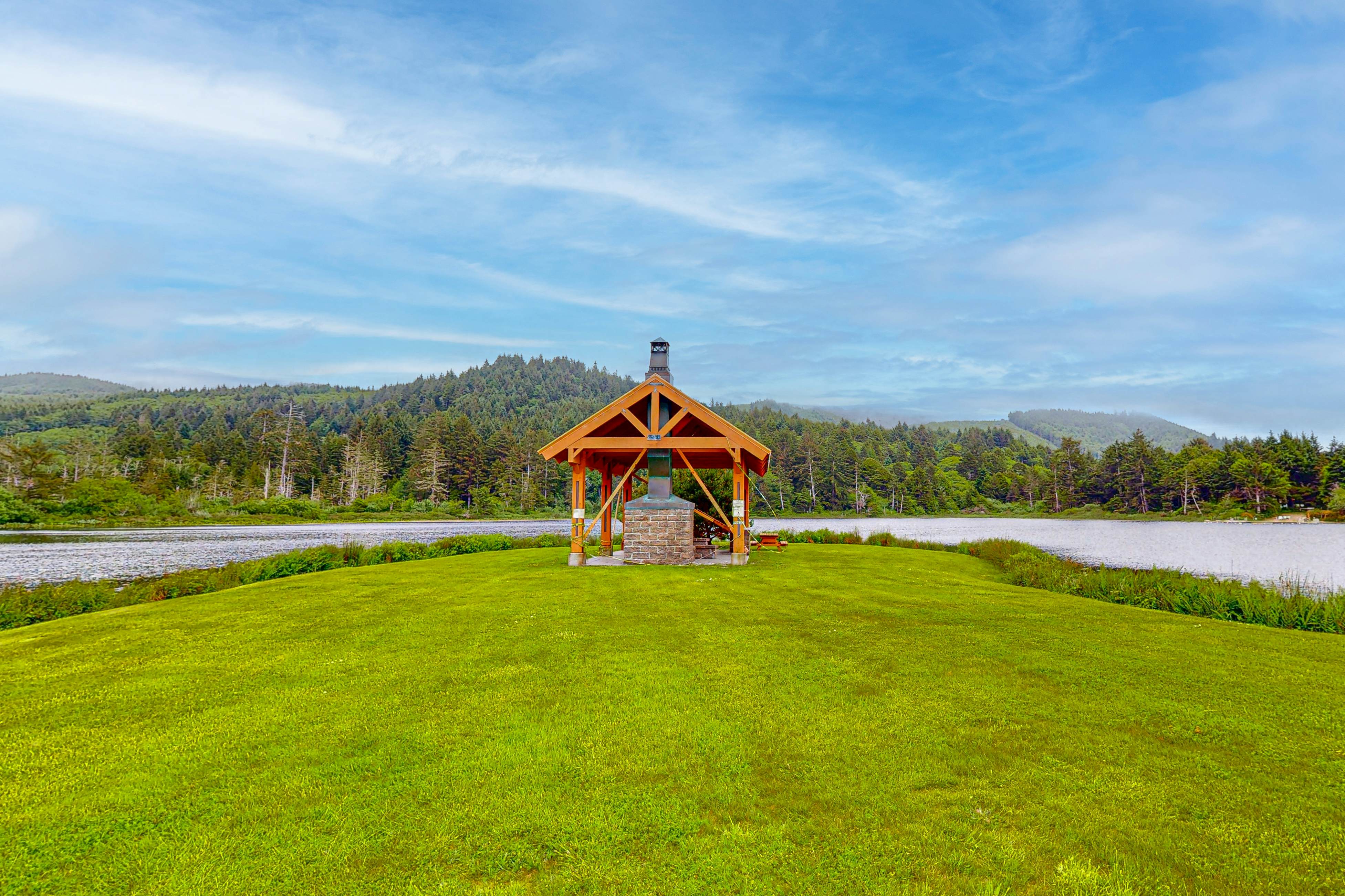 Lakefront end townhouse with kayaks & fishing dock, walk to beach - dogs welcome