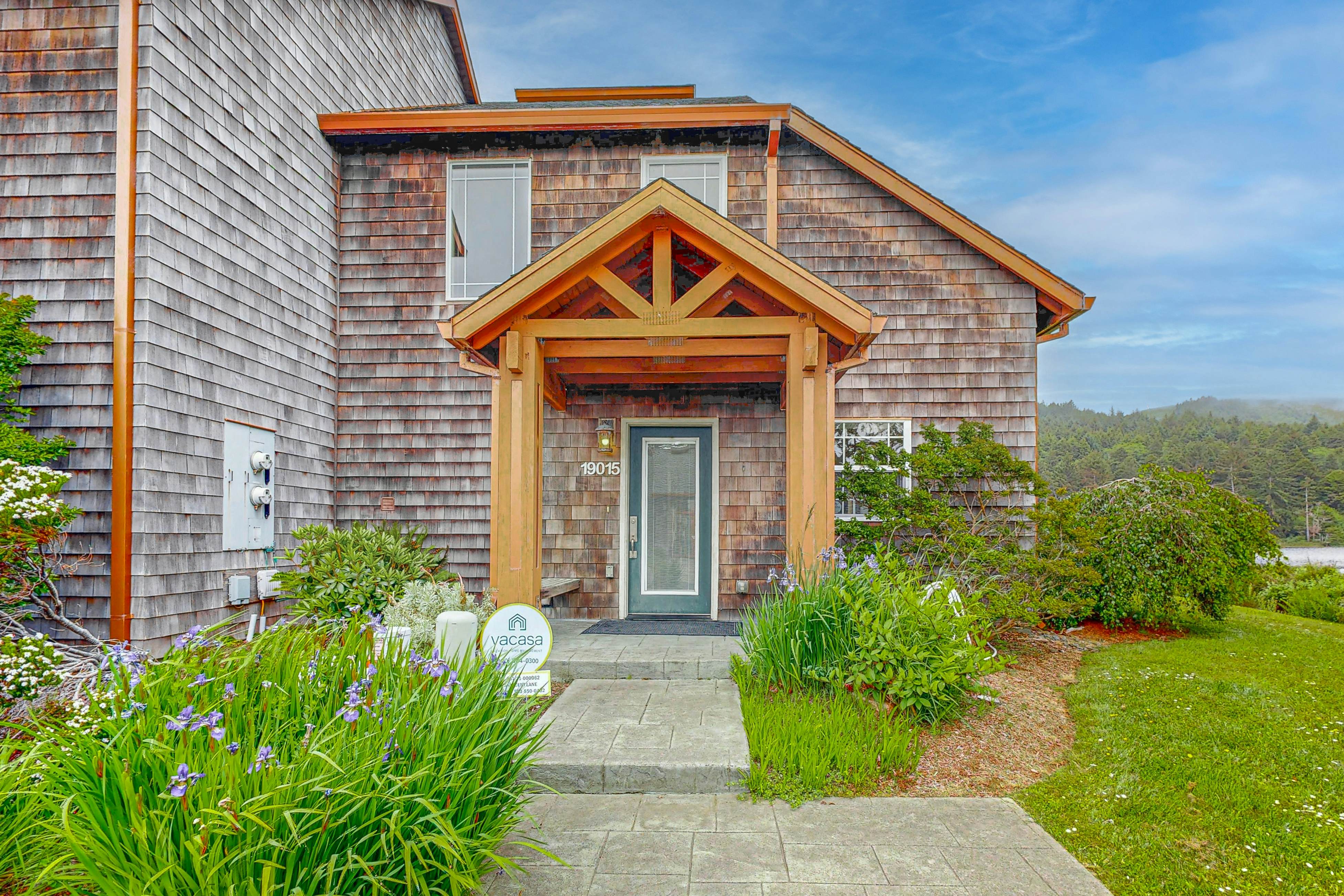 Lakefront end townhouse with kayaks & fishing dock, walk to beach - dogs welcome