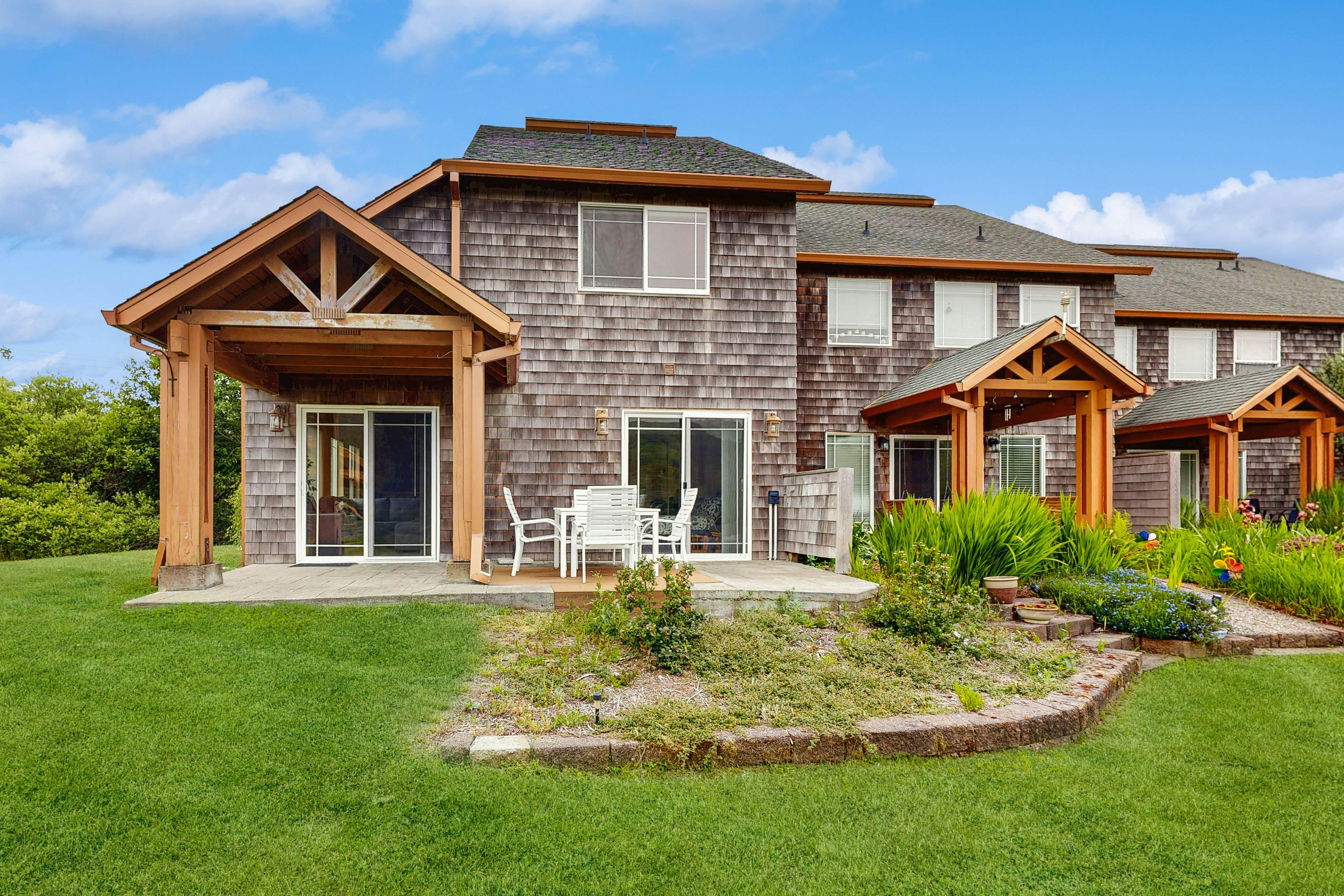 Lakefront end townhouse with kayaks & fishing dock, walk to beach - dogs welcome