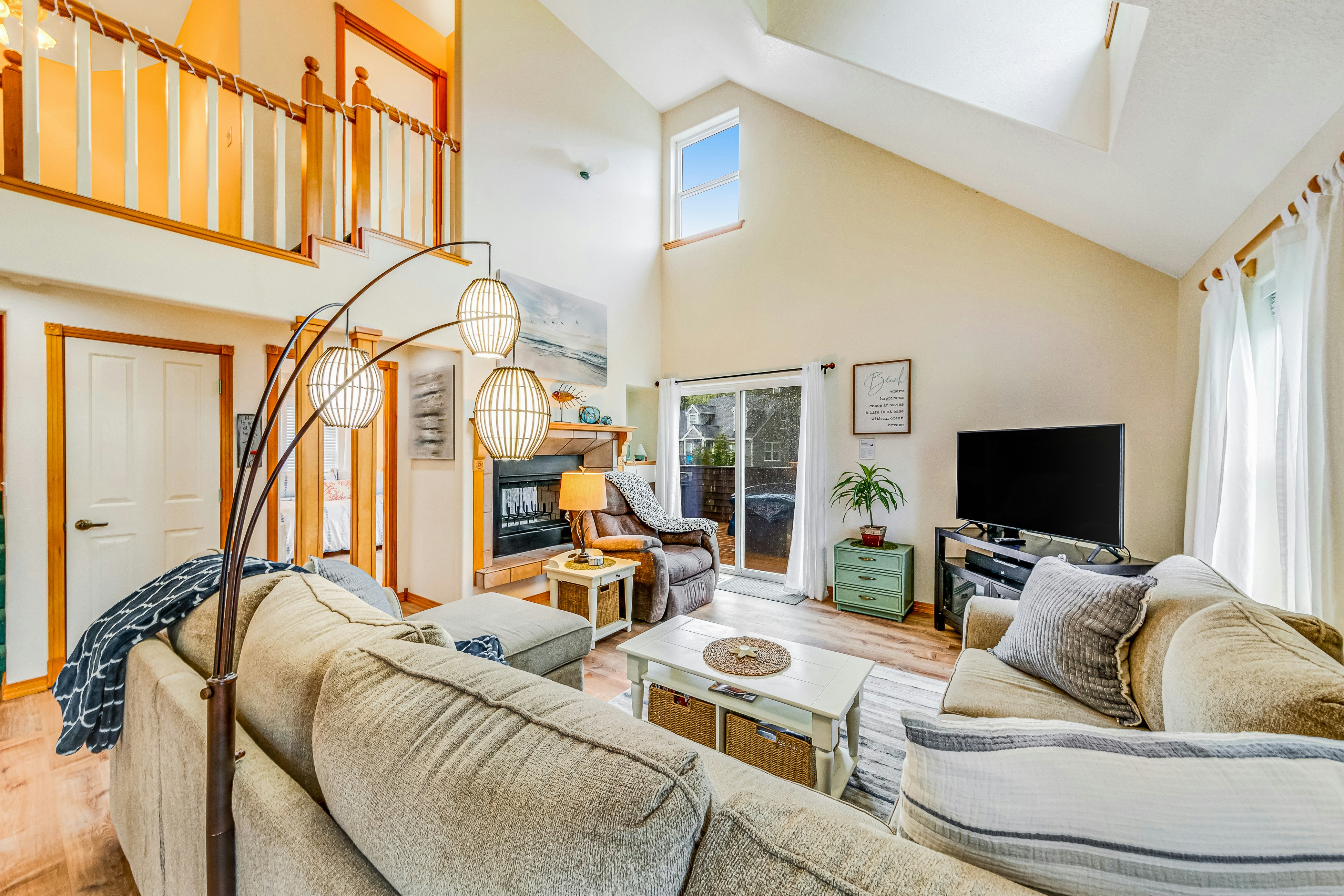 2-story home near the beach w/private hot tub, deck, firetable, & washer/dryer