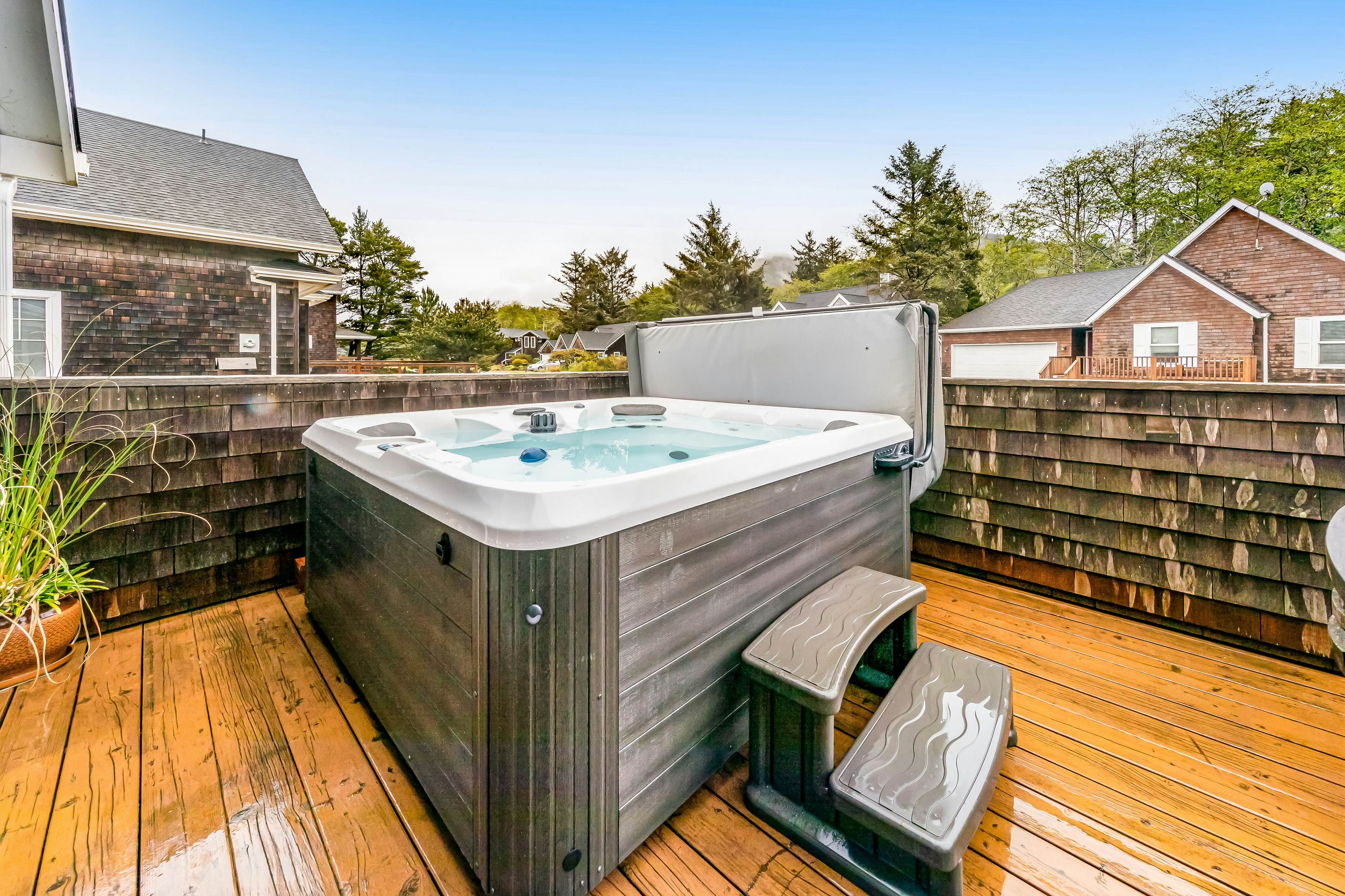 2-story home near the beach w/private hot tub, deck, firetable, & washer/dryer