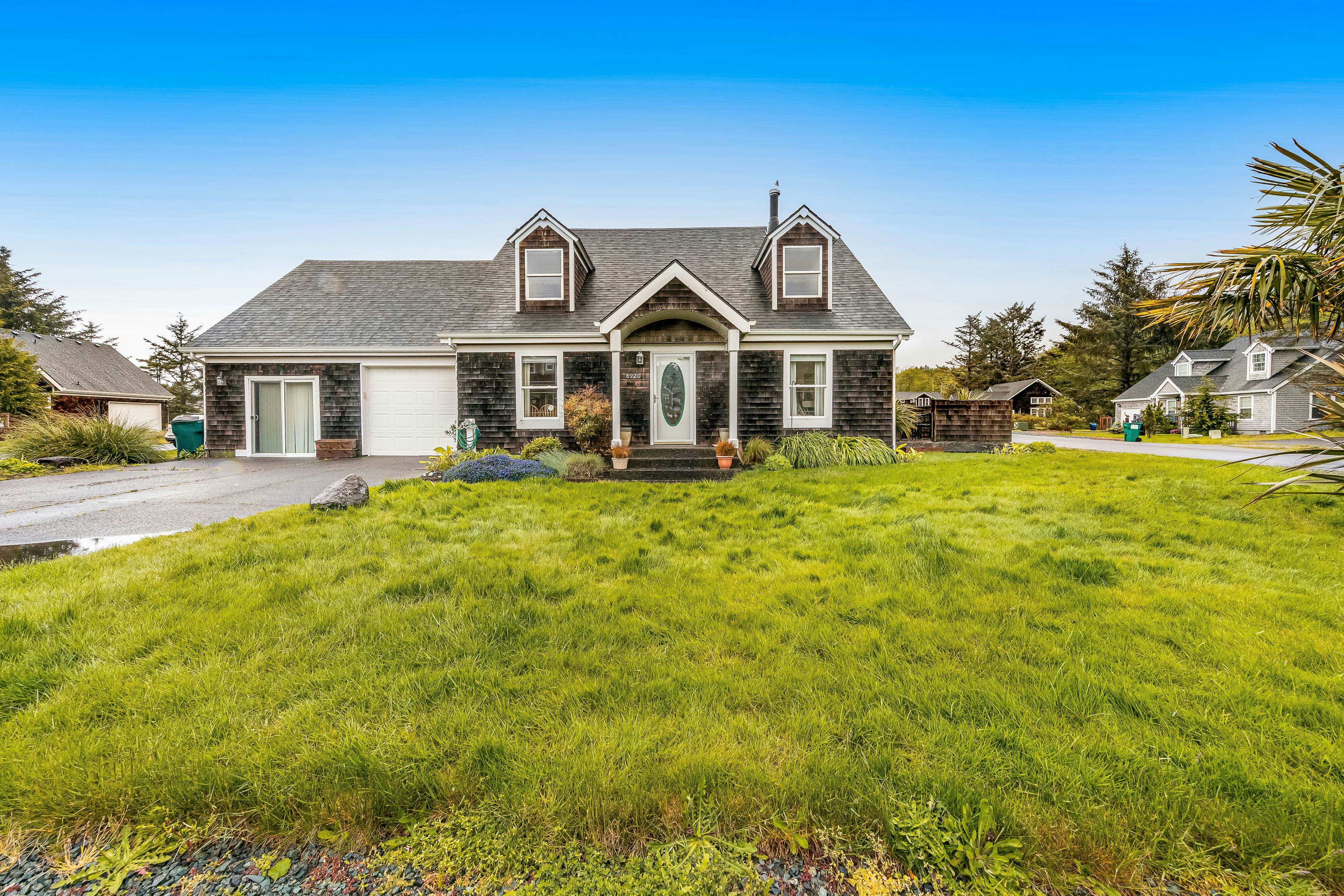 2-story home near the beach w/private hot tub, deck, firetable, & washer/dryer