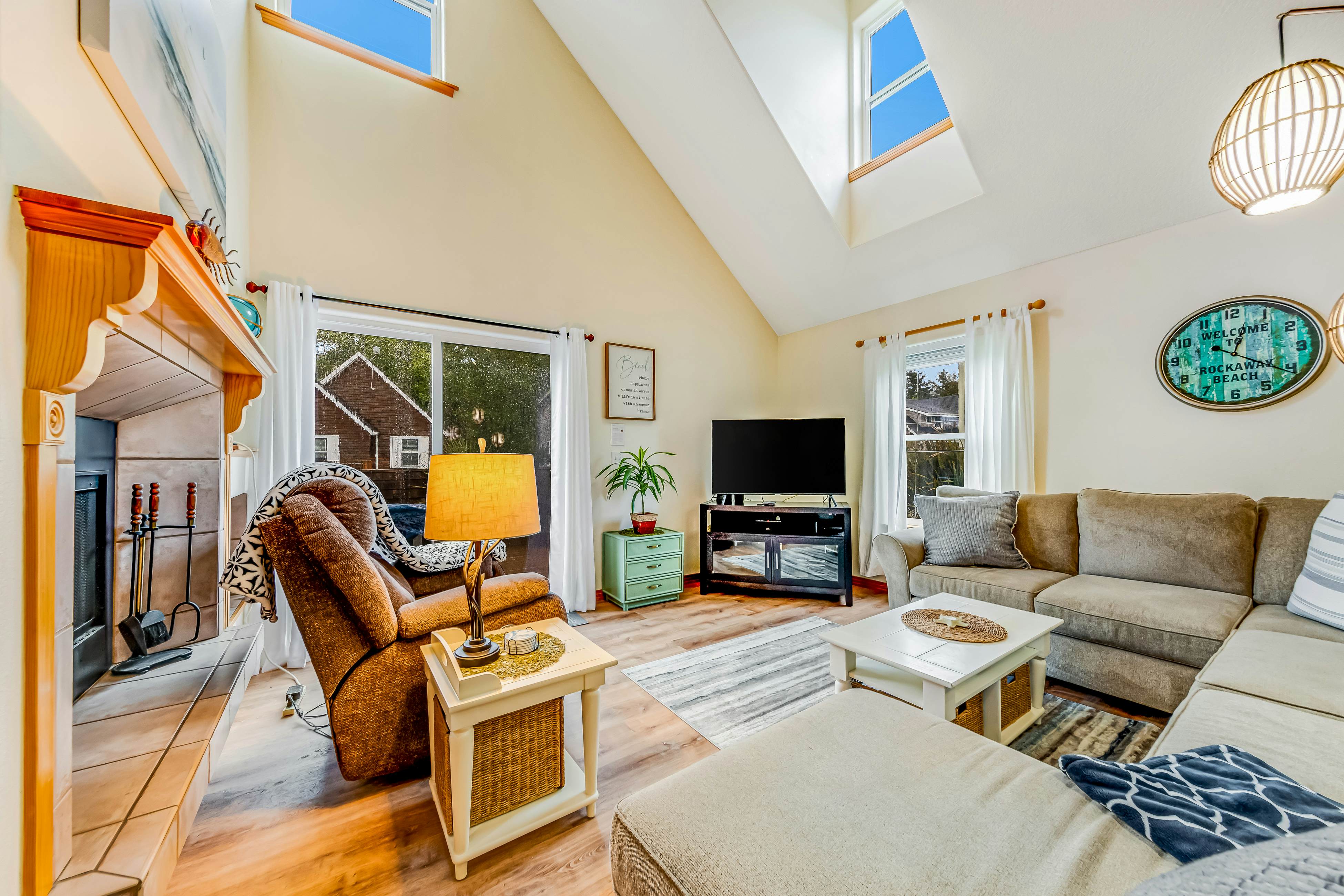 2-story home near the beach w/private hot tub, deck, firetable, & washer/dryer