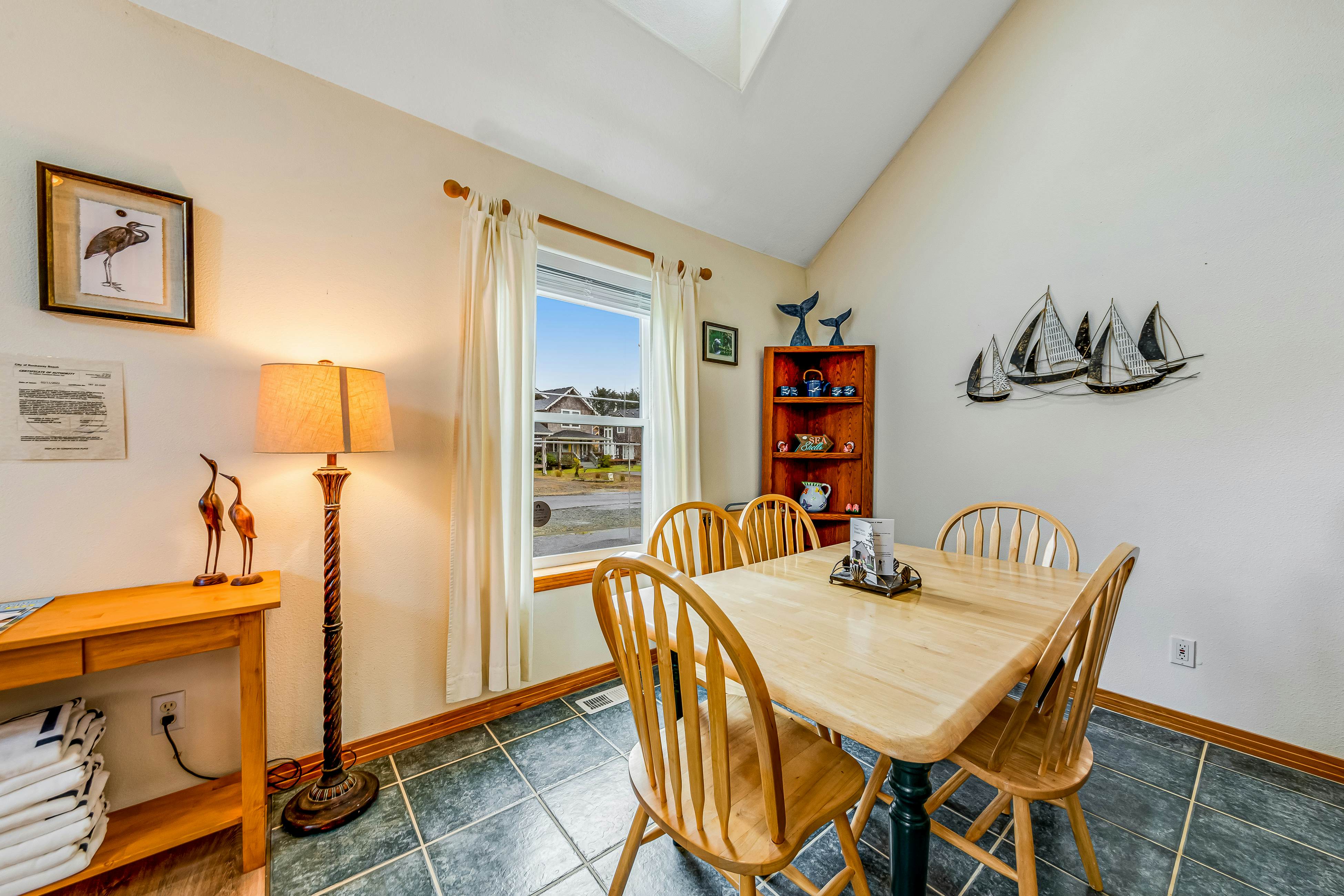 2-story home near the beach w/private hot tub, deck, firetable, & washer/dryer