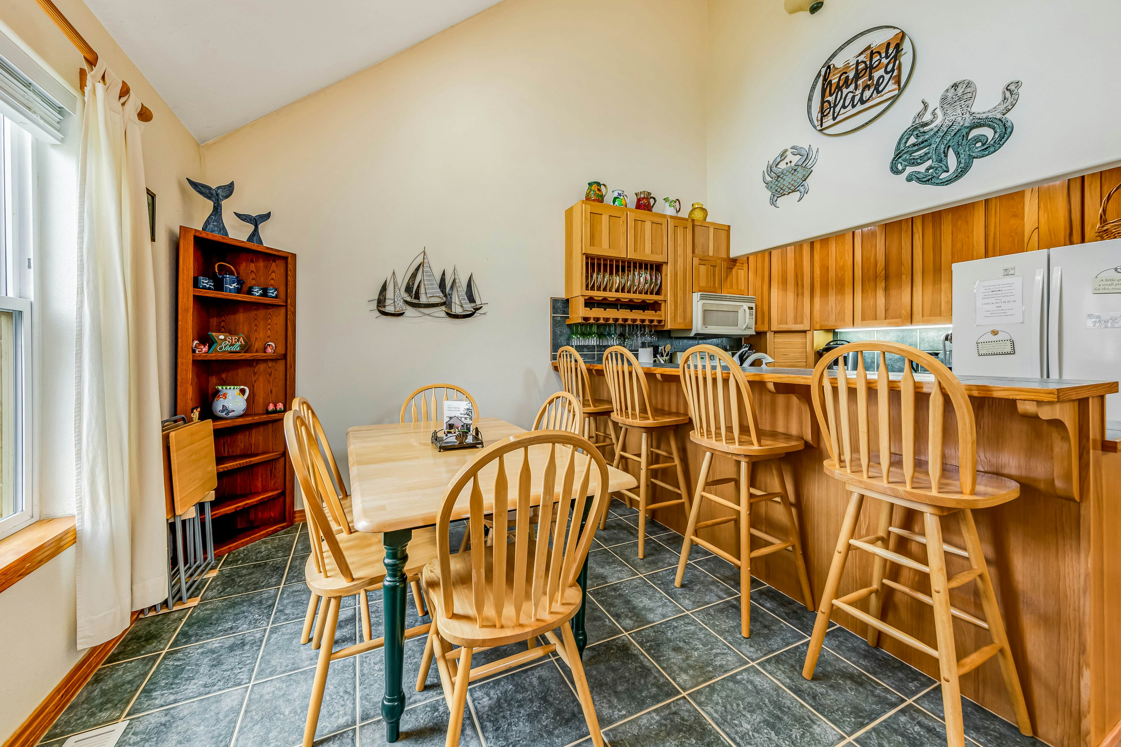 2-story home near the beach w/private hot tub, deck, firetable, & washer/dryer