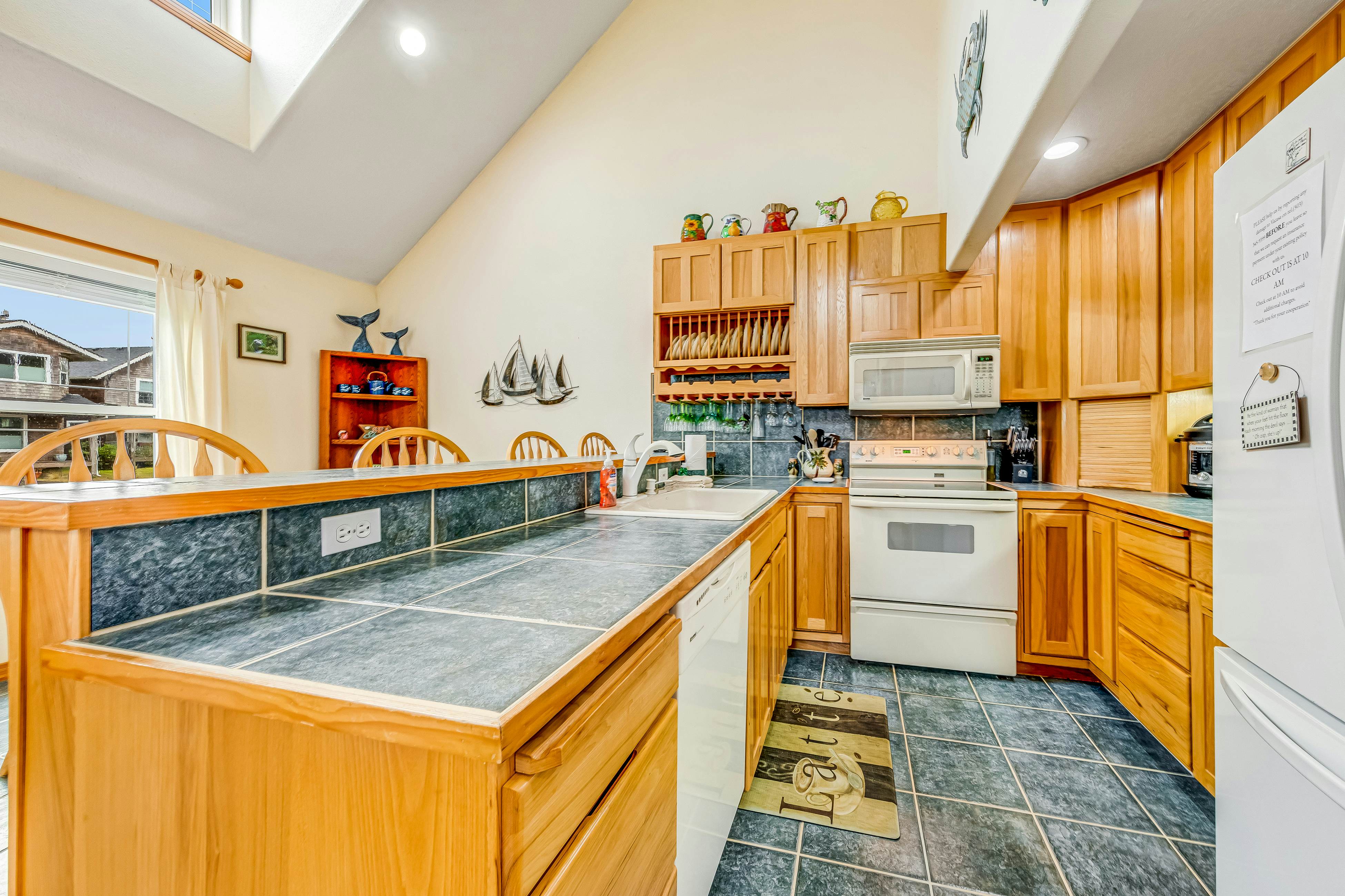 2-story home near the beach w/private hot tub, deck, firetable, & washer/dryer