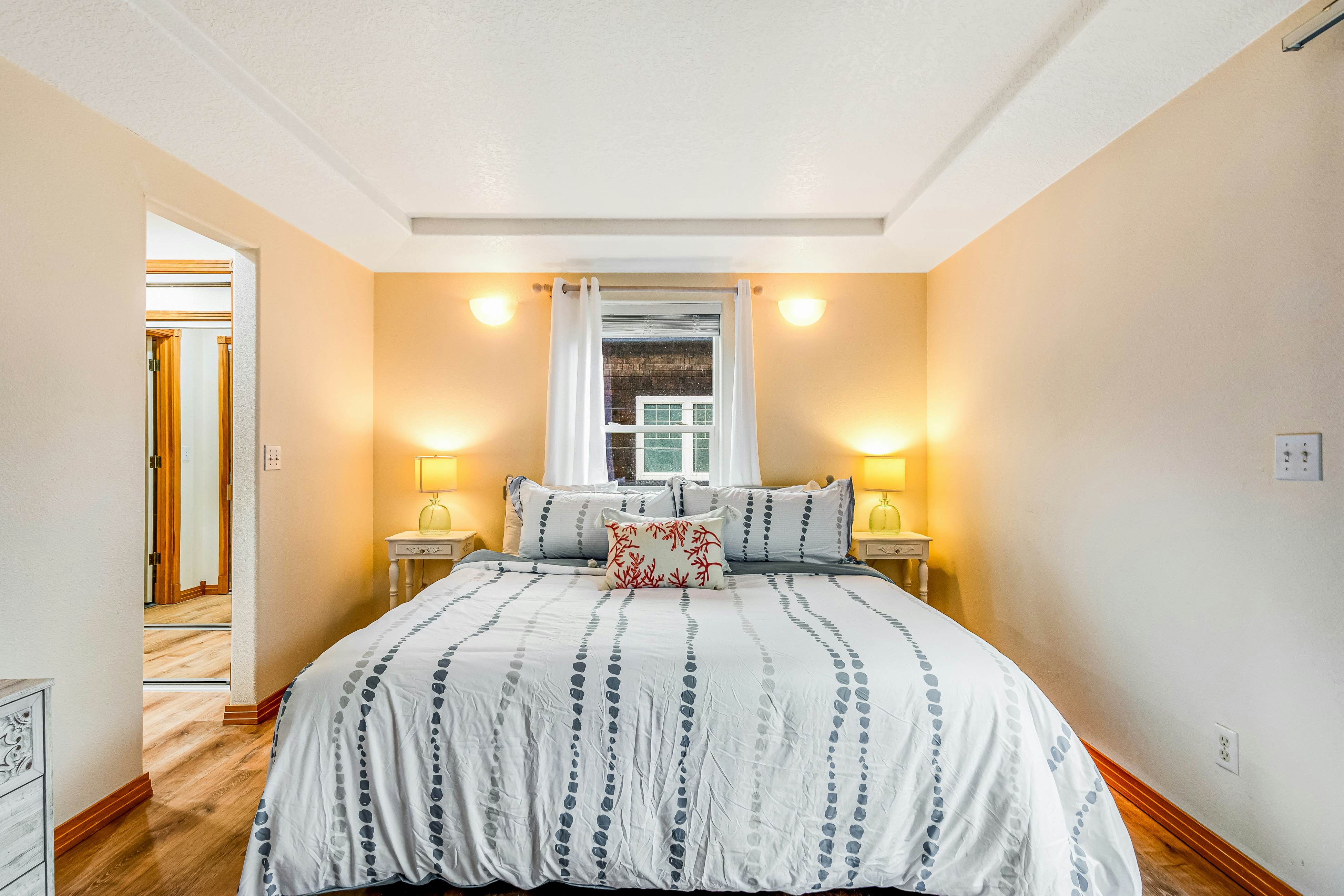 2-story home near the beach w/private hot tub, deck, firetable, & washer/dryer