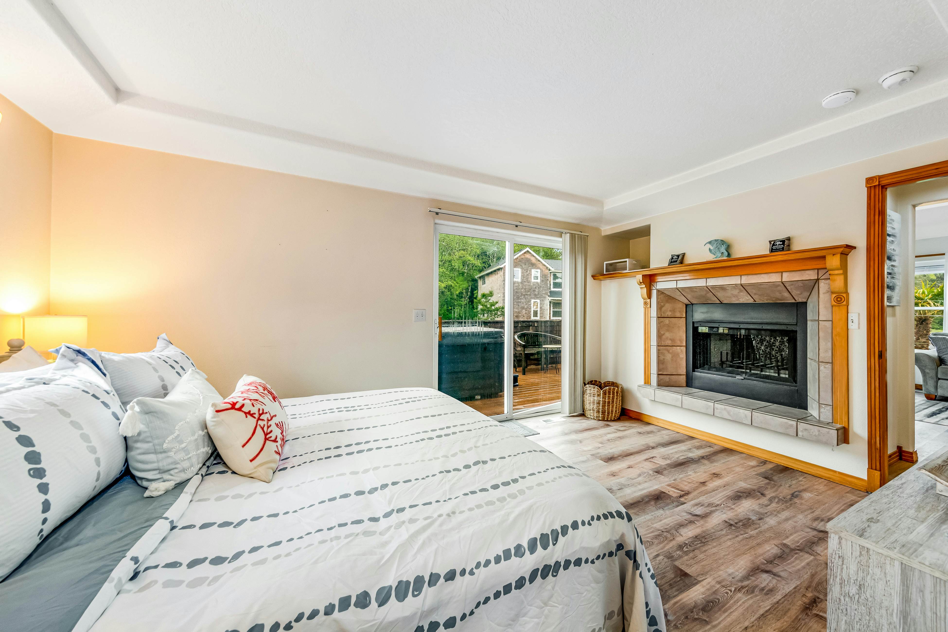 2-story home near the beach w/private hot tub, deck, firetable, & washer/dryer