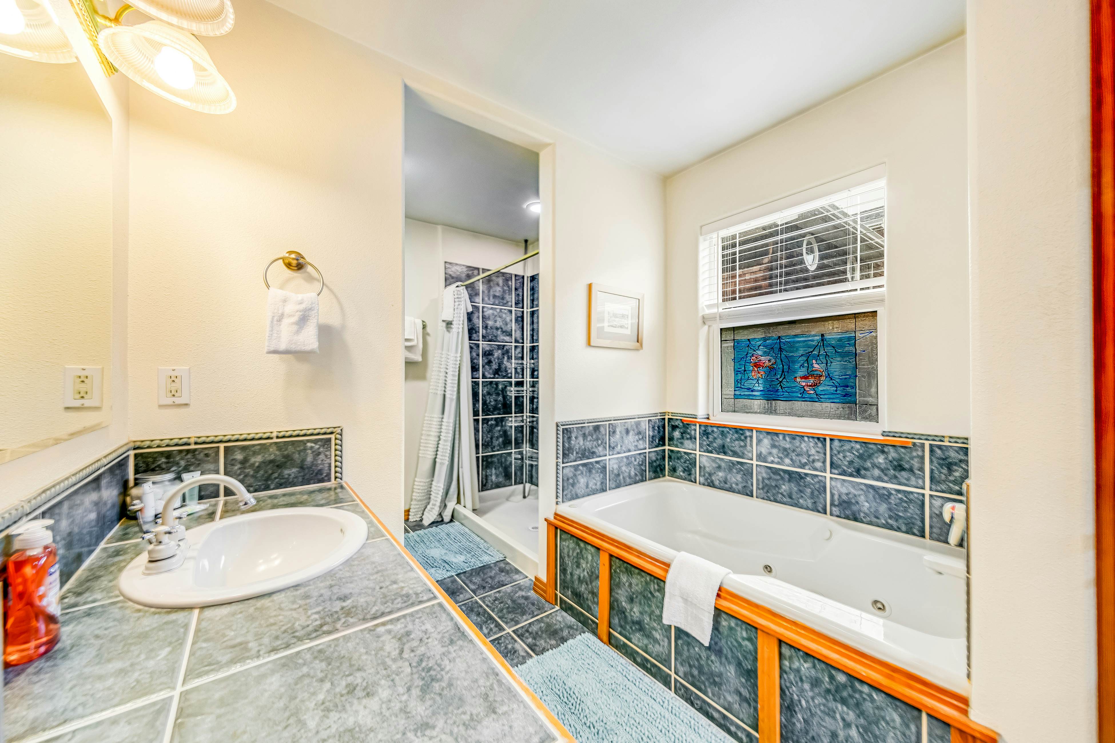 2-story home near the beach w/private hot tub, deck, firetable, & washer/dryer