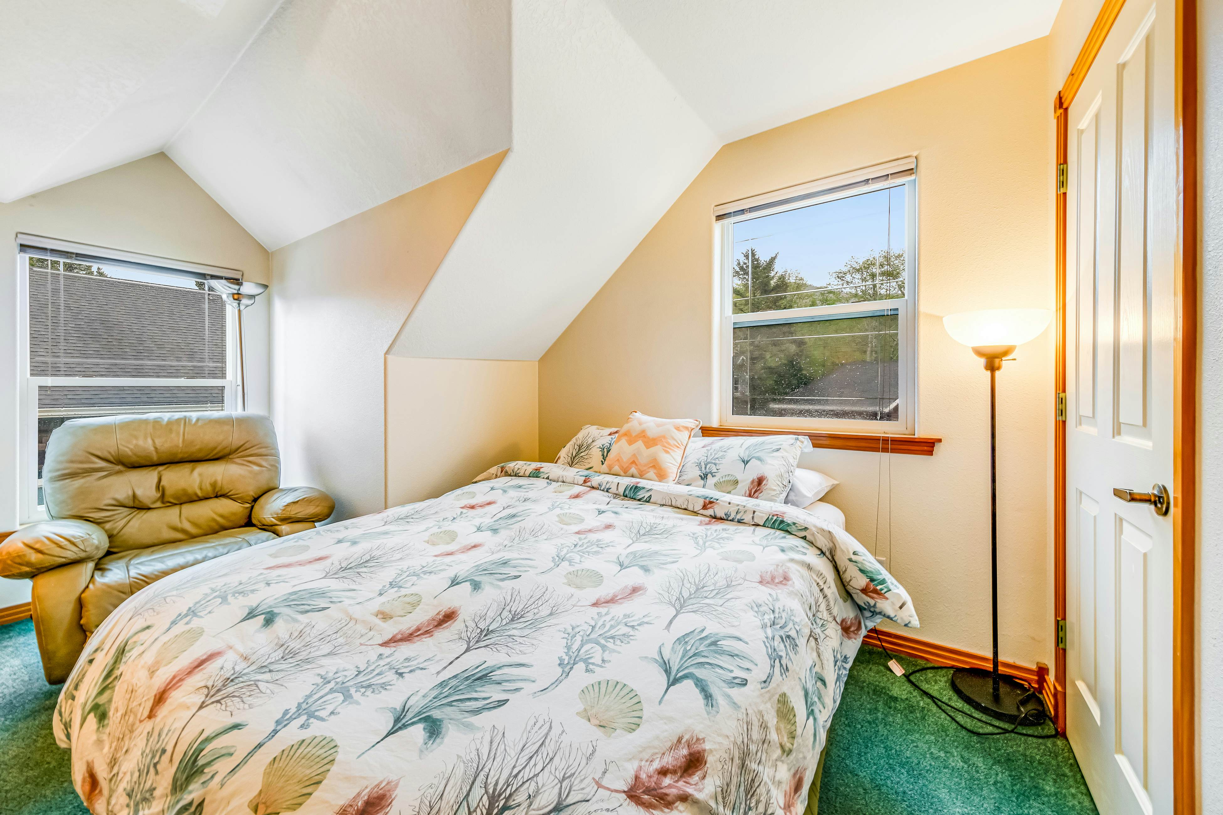 2-story home near the beach w/private hot tub, deck, firetable, & washer/dryer