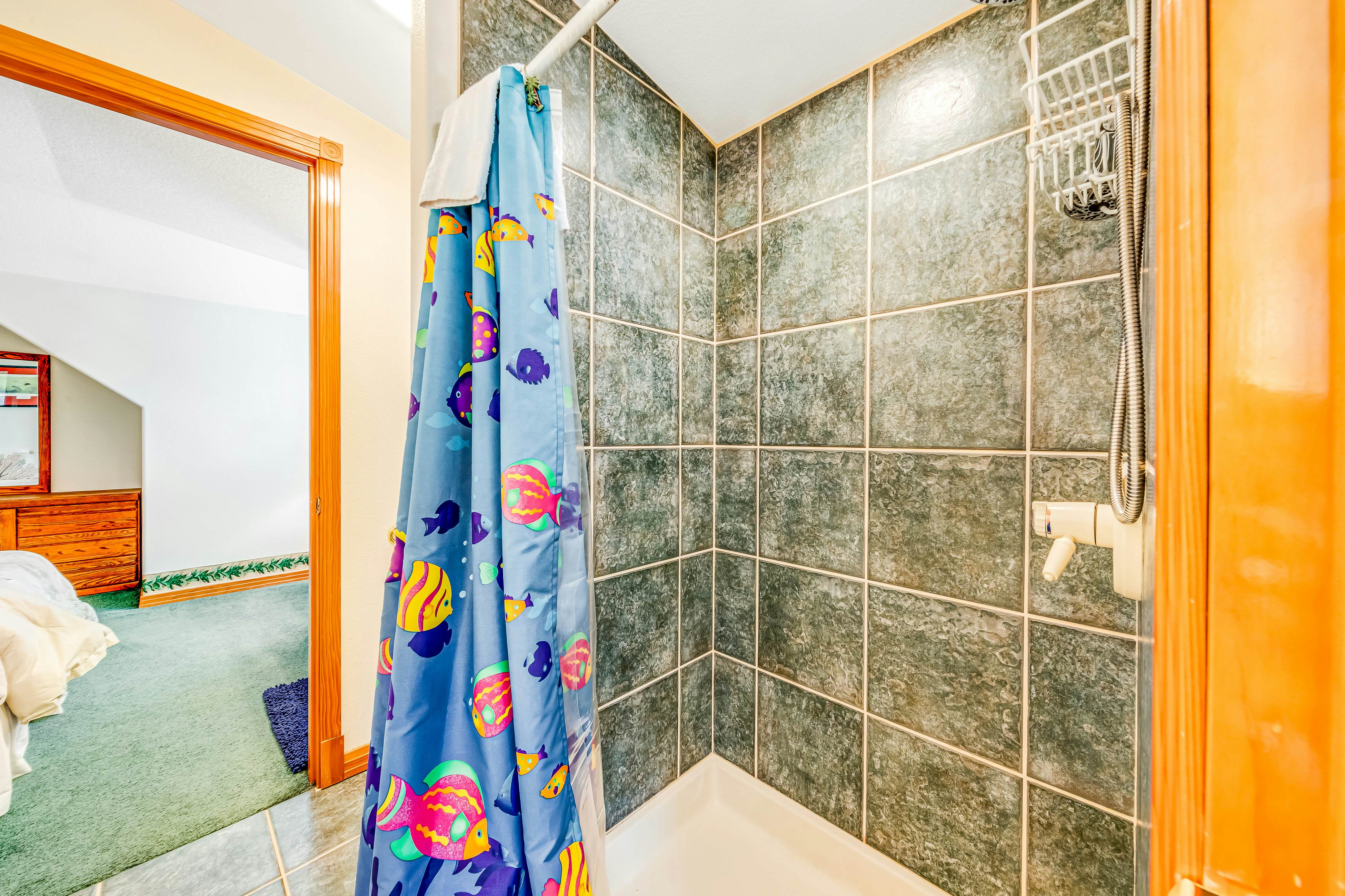 2-story home near the beach w/private hot tub, deck, firetable, & washer/dryer