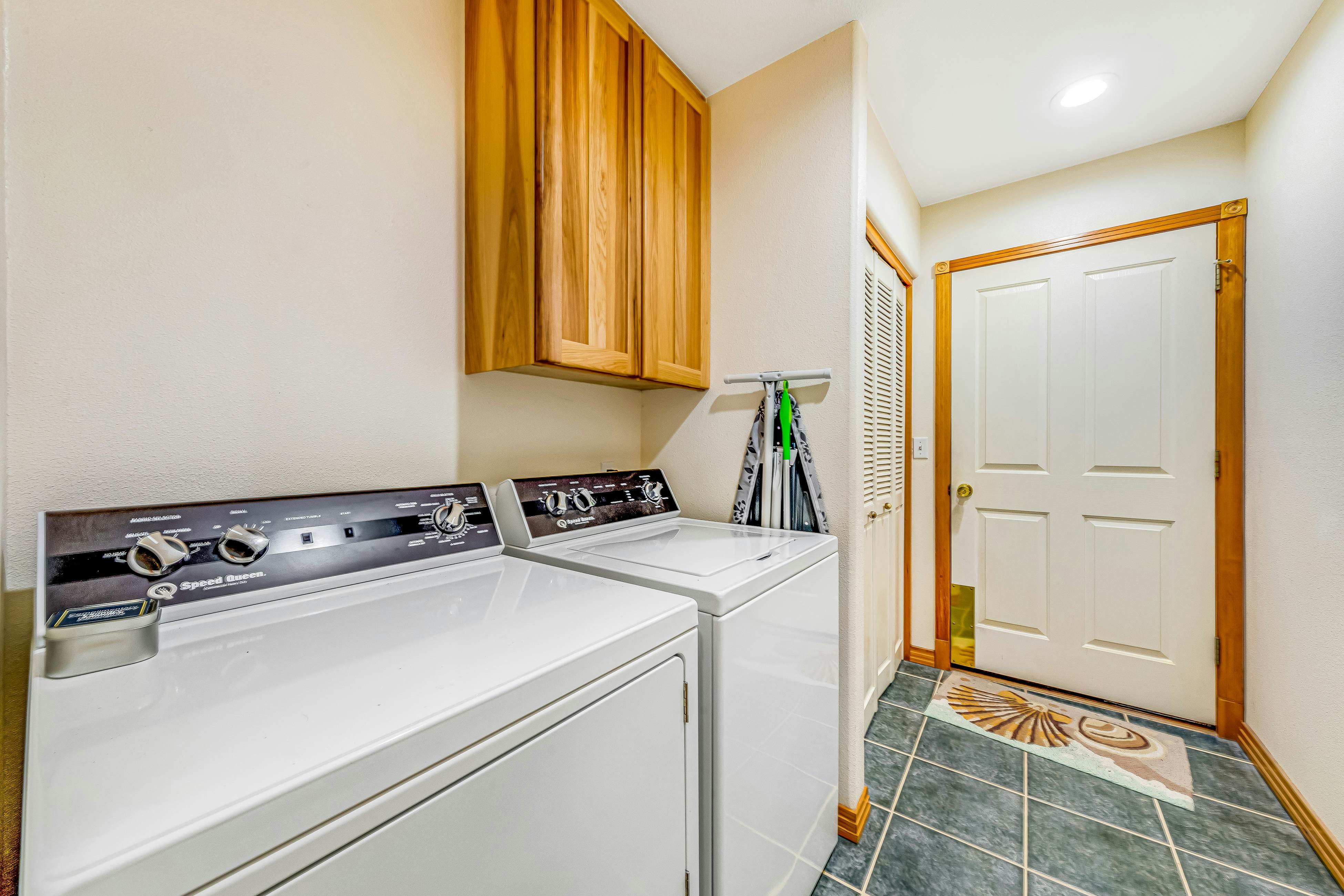 2-story home near the beach w/private hot tub, deck, firetable, & washer/dryer