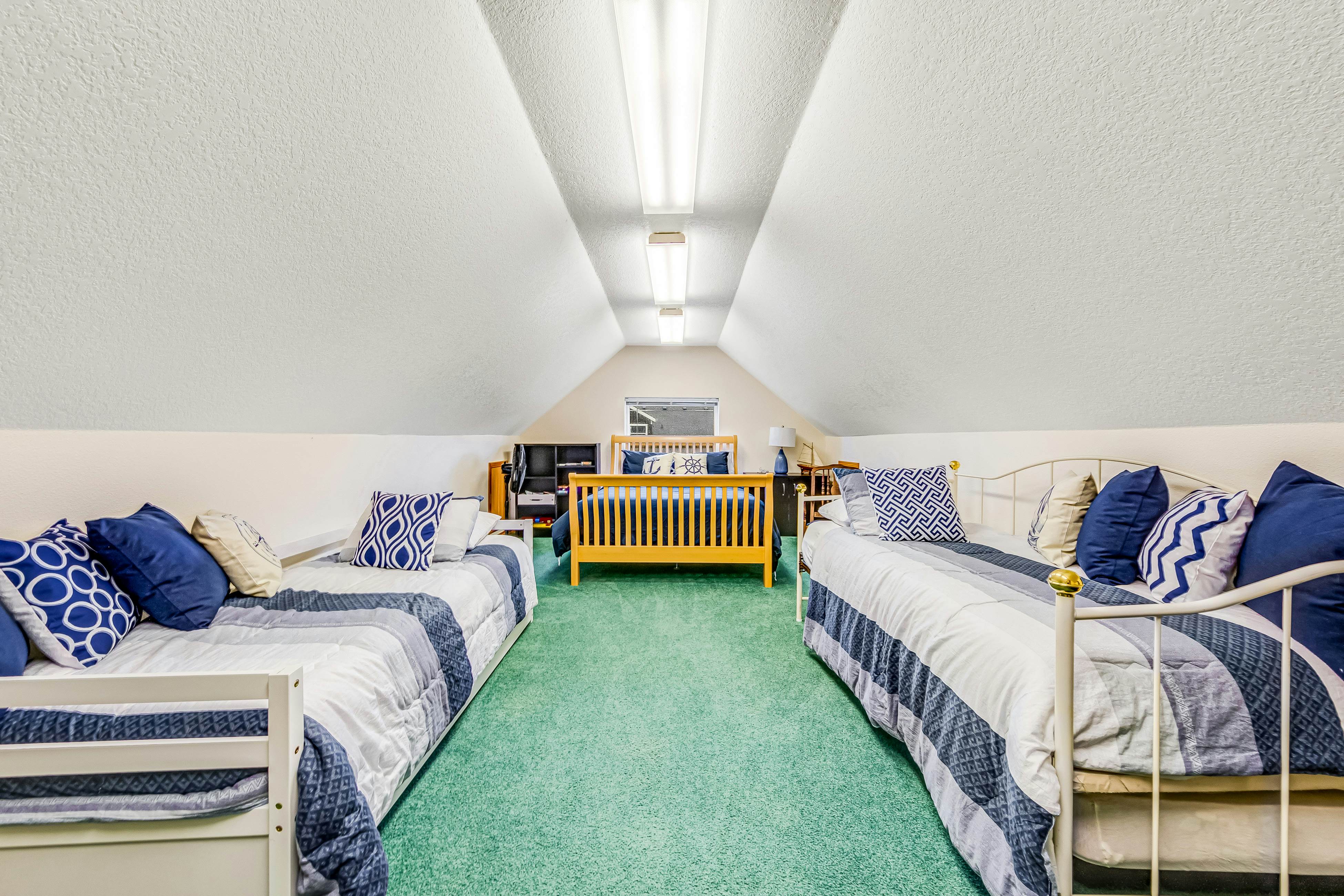 2-story home near the beach w/private hot tub, deck, firetable, & washer/dryer