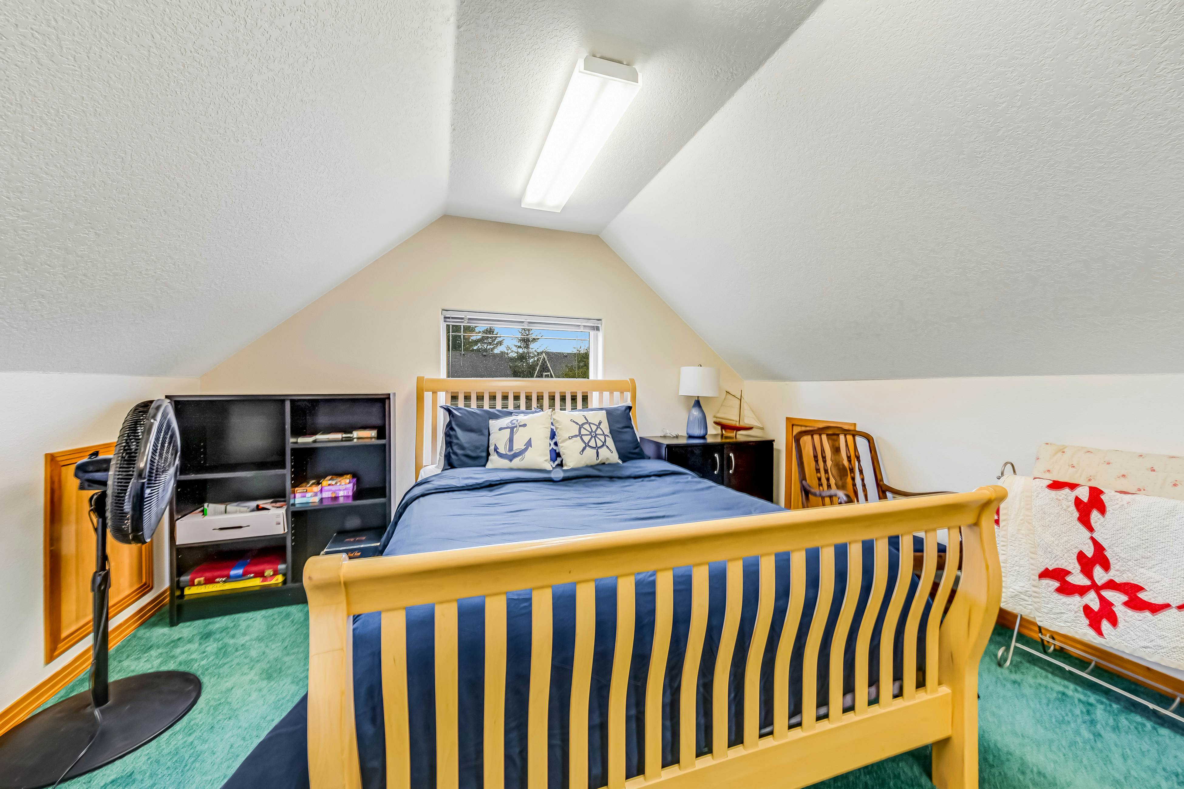 2-story home near the beach w/private hot tub, deck, firetable, & washer/dryer