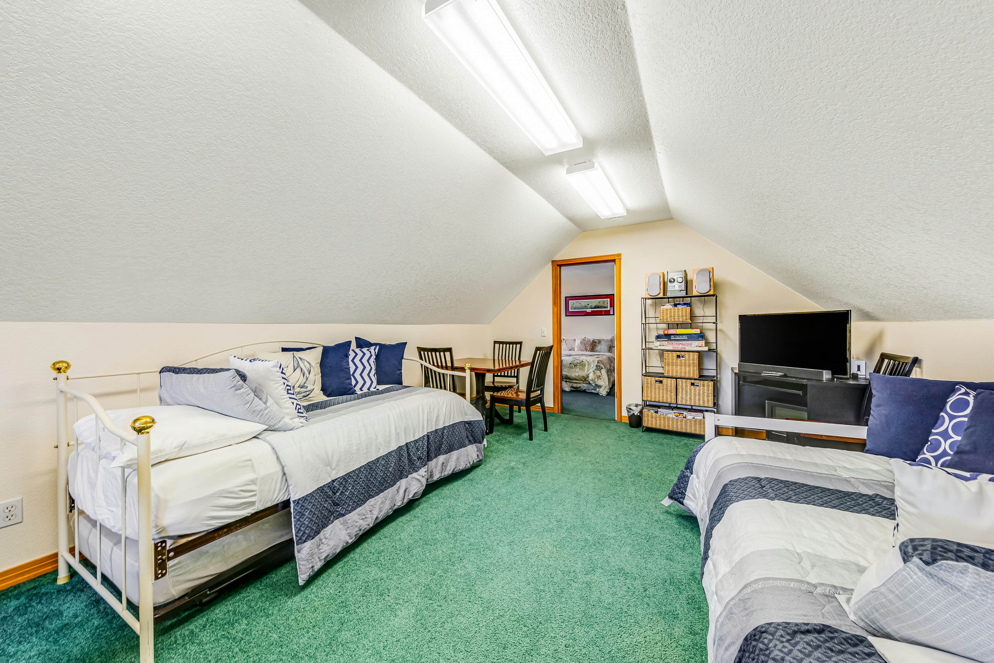 2-story home near the beach w/private hot tub, deck, firetable, & washer/dryer