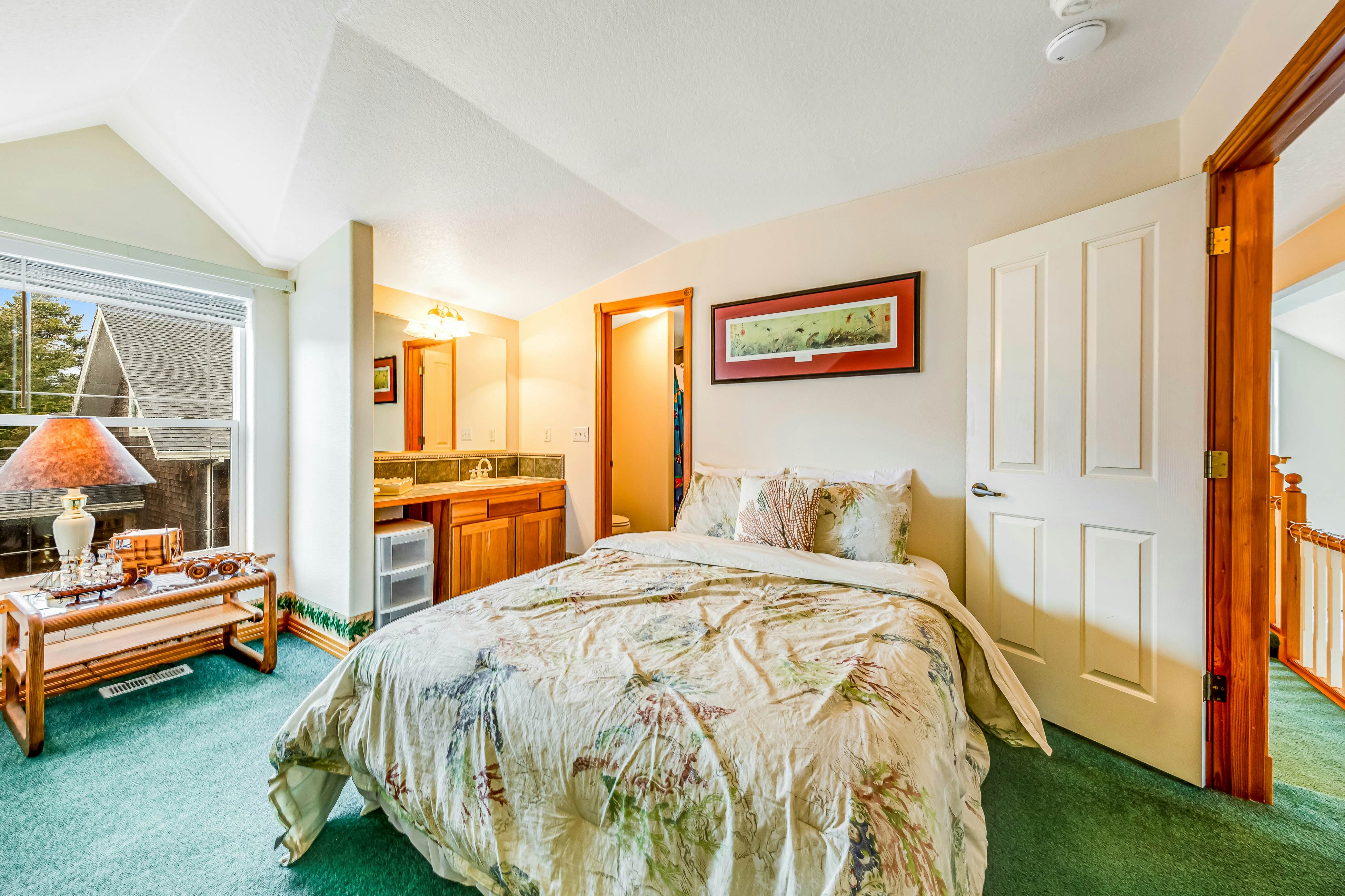 2-story home near the beach w/private hot tub, deck, firetable, & washer/dryer