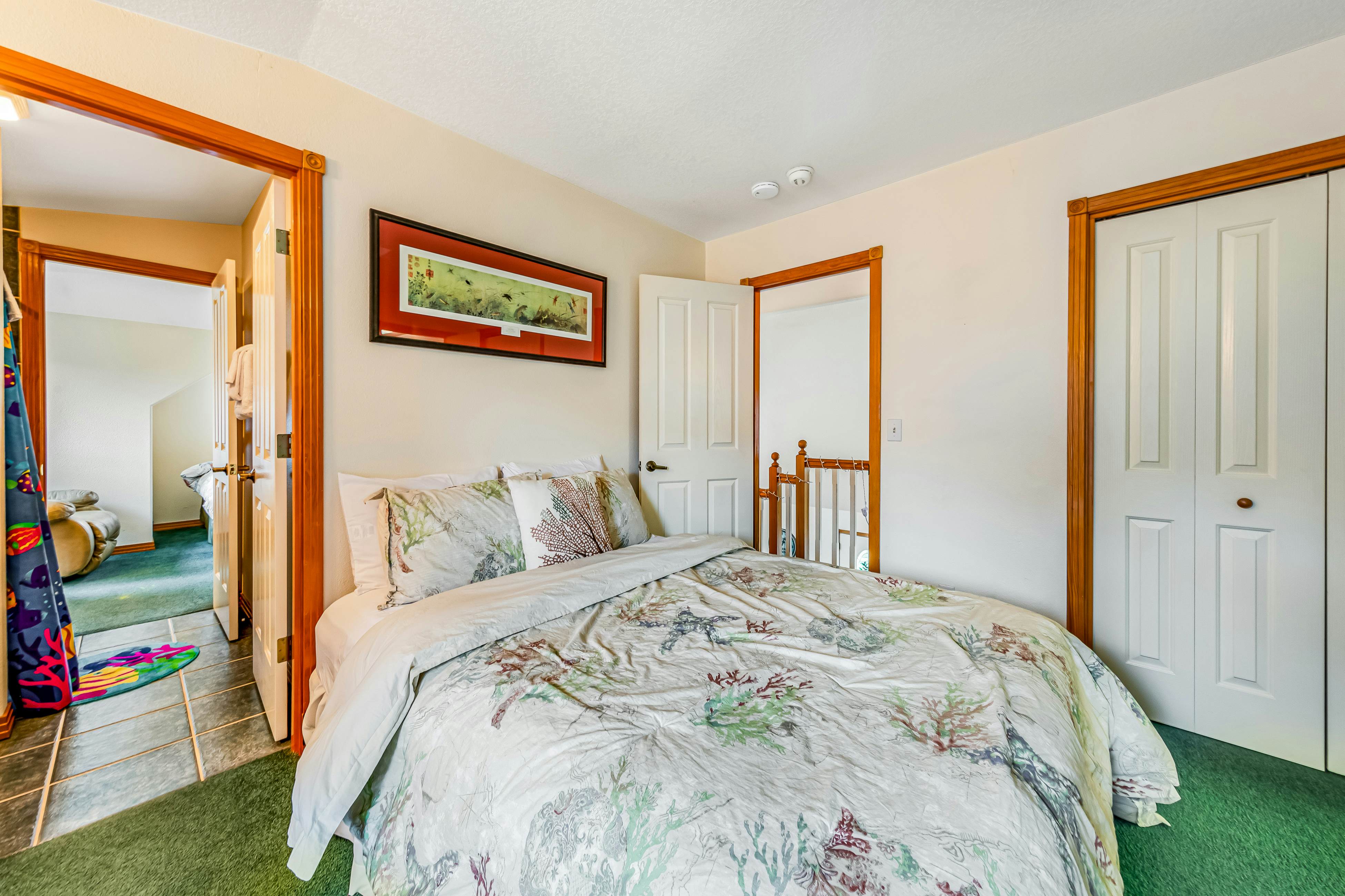 2-story home near the beach w/private hot tub, deck, firetable, & washer/dryer