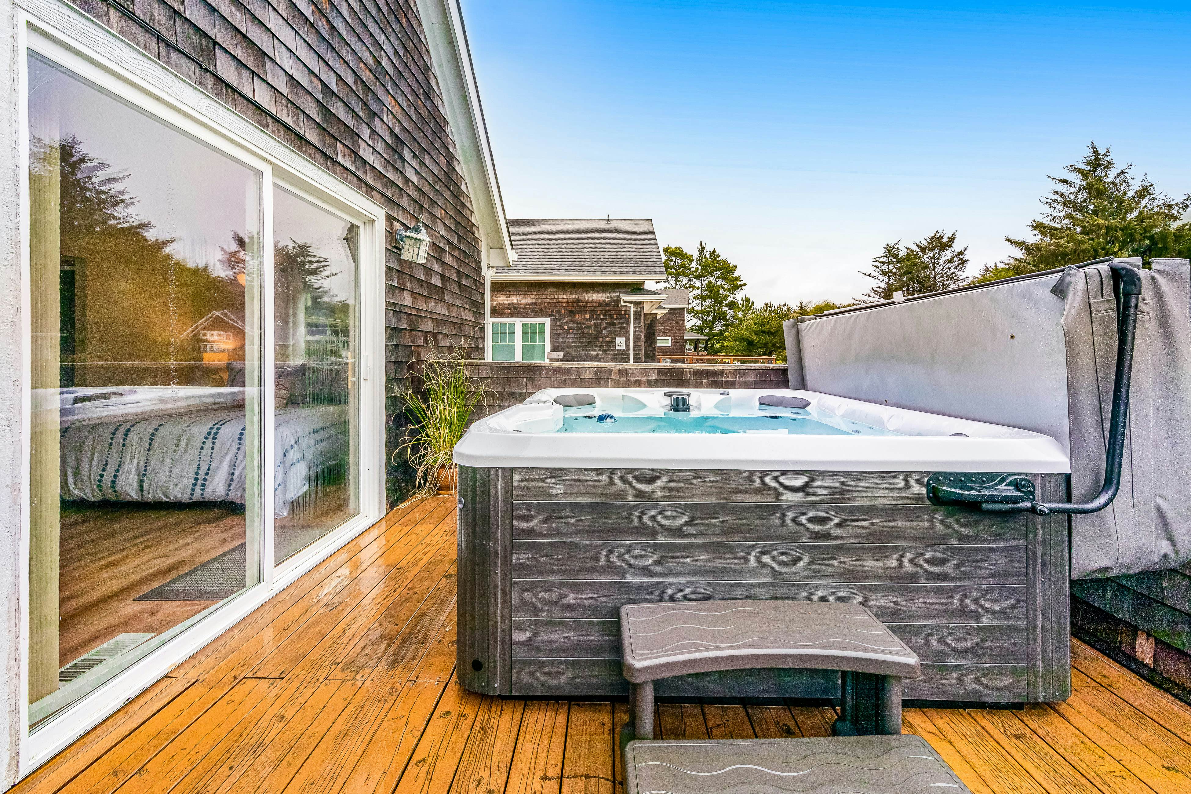 2-story home near the beach w/private hot tub, deck, firetable, & washer/dryer