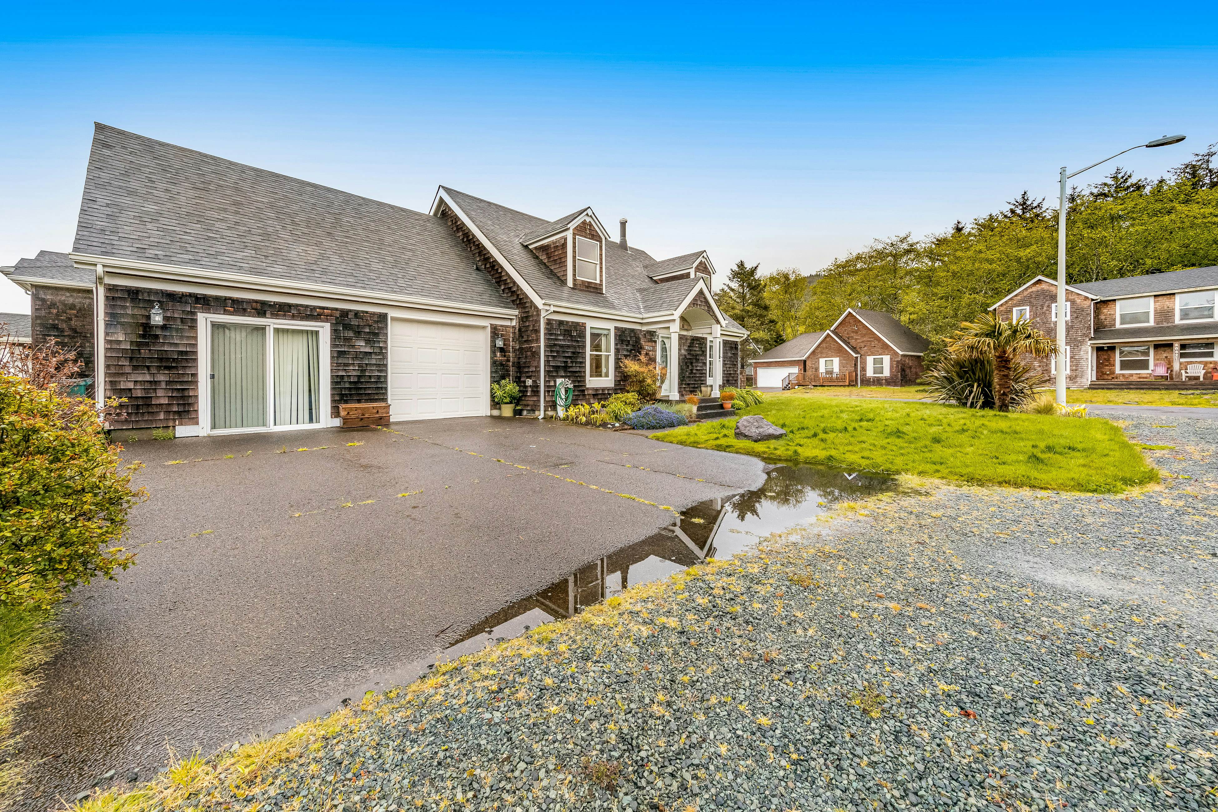 2-story home near the beach w/private hot tub, deck, firetable, & washer/dryer