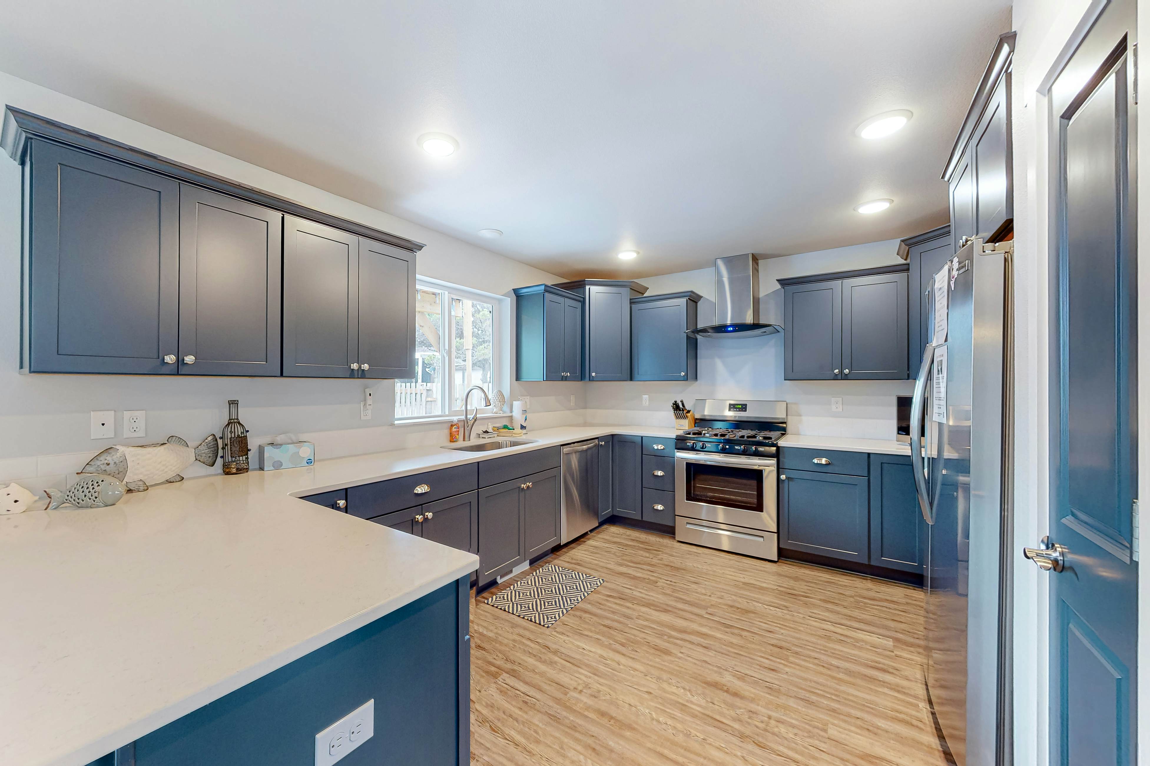 4BR home steps from the beach with private hot tub fireplace and firepit