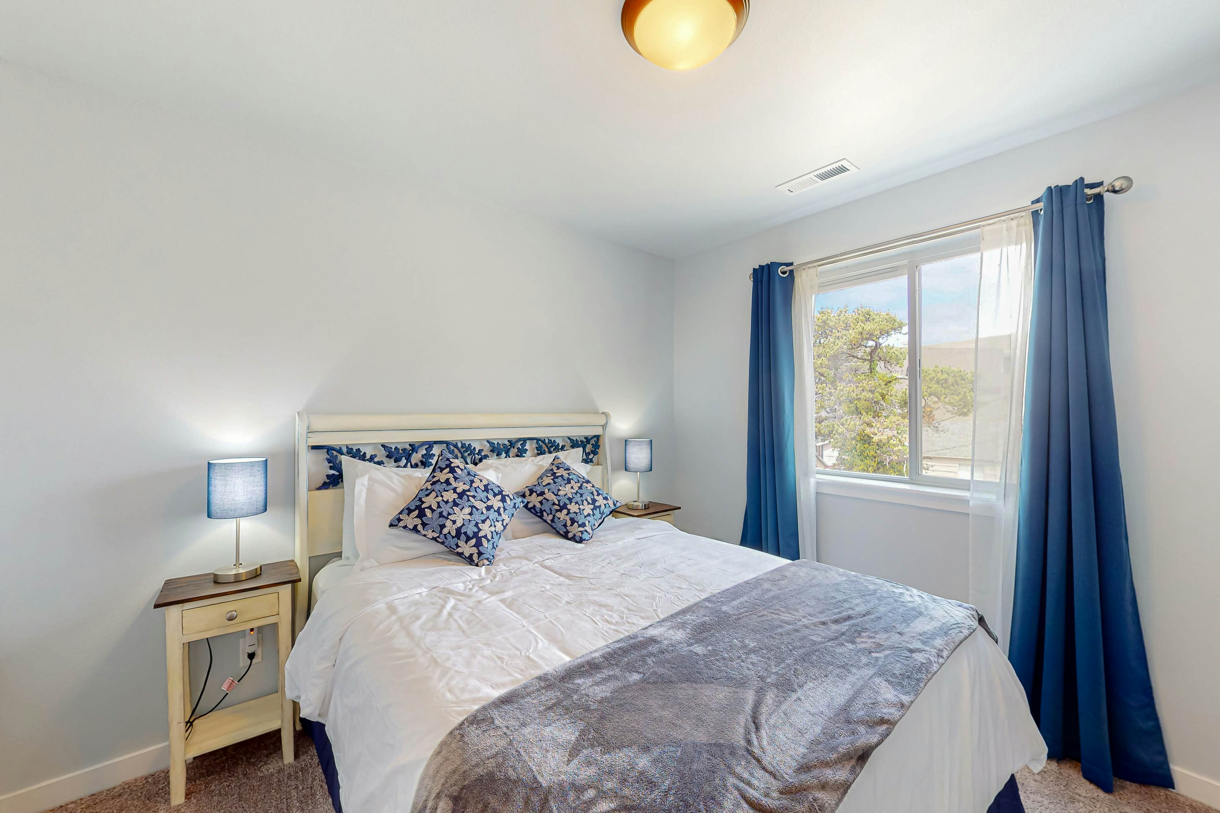 4BR home steps from the beach with private hot tub fireplace and firepit