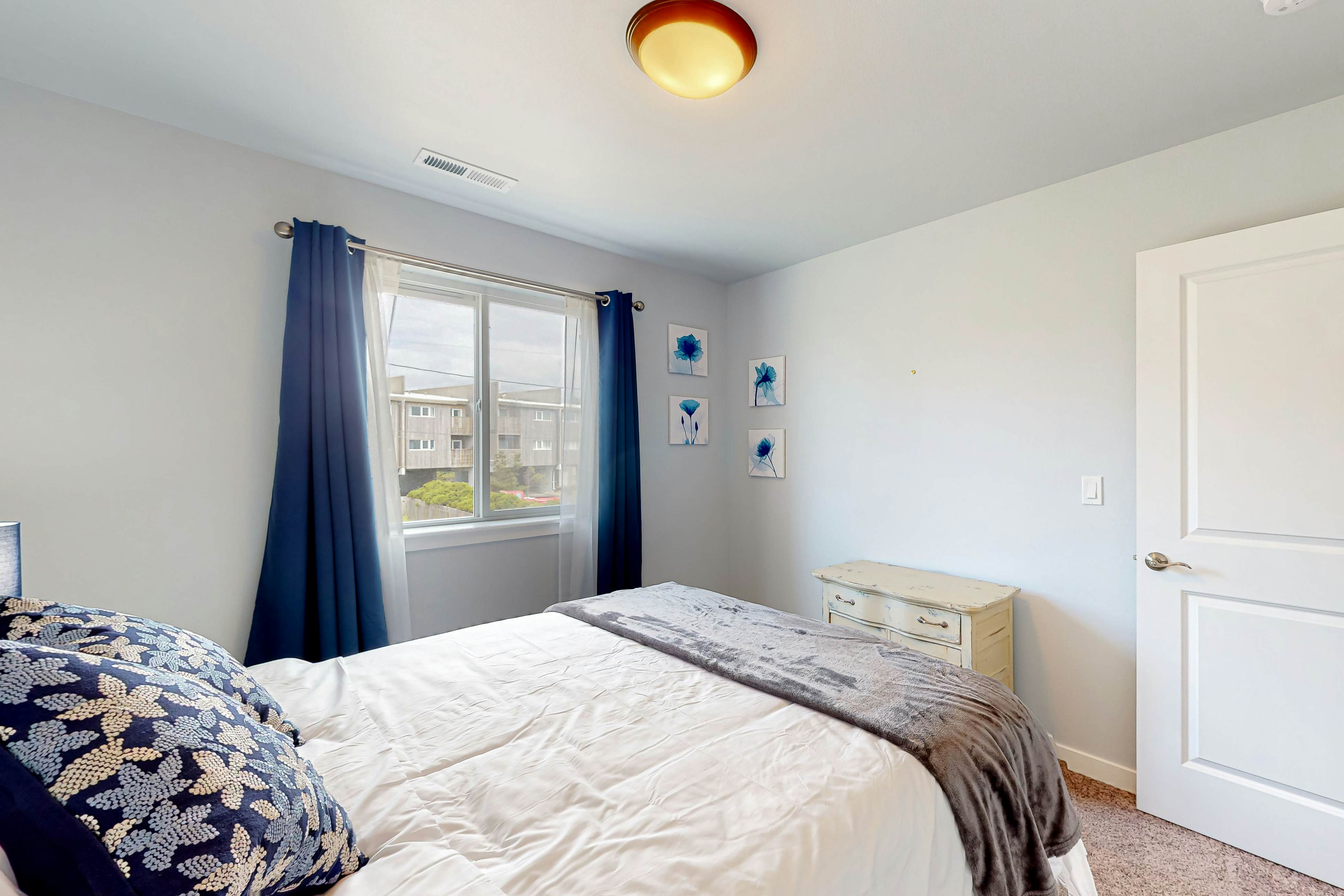 4BR home steps from the beach with private hot tub fireplace and firepit