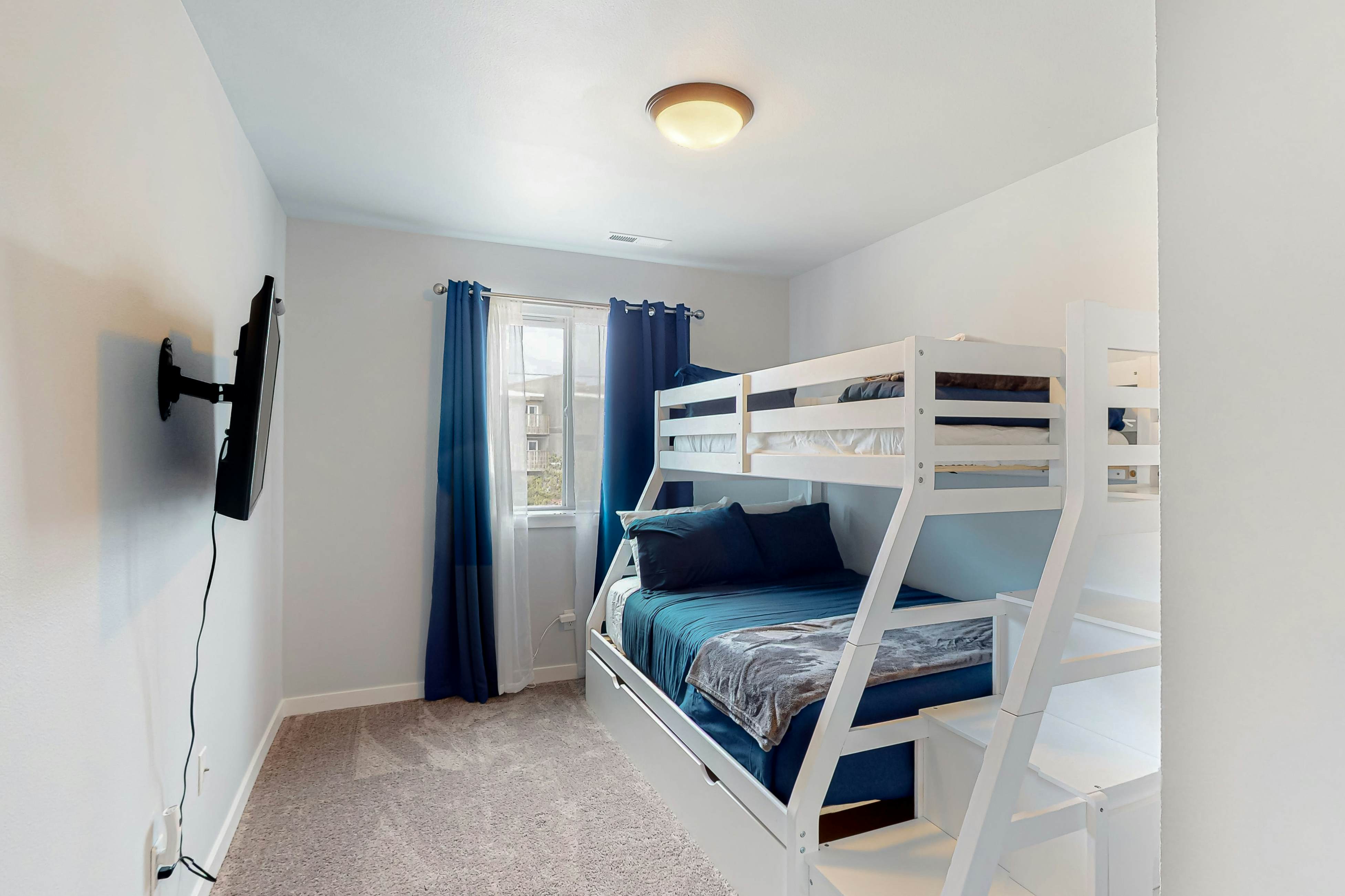 4BR home steps from the beach with private hot tub fireplace and firepit