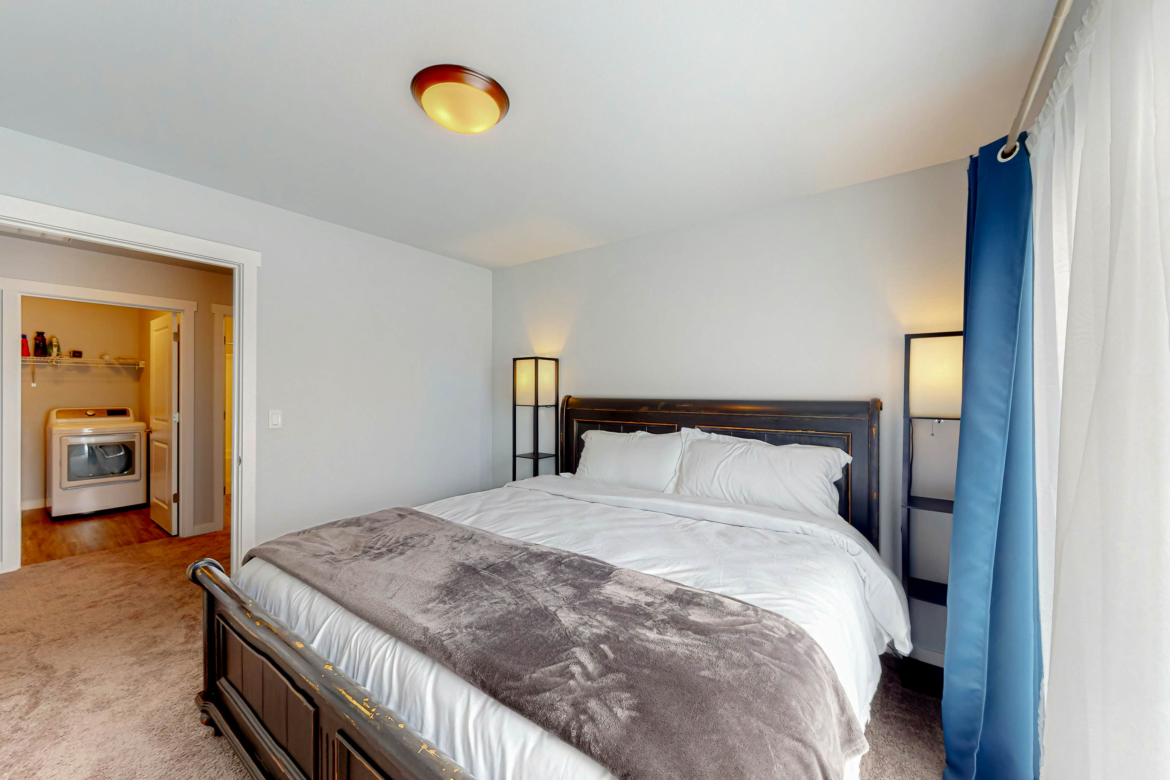 4BR home steps from the beach with private hot tub fireplace and firepit