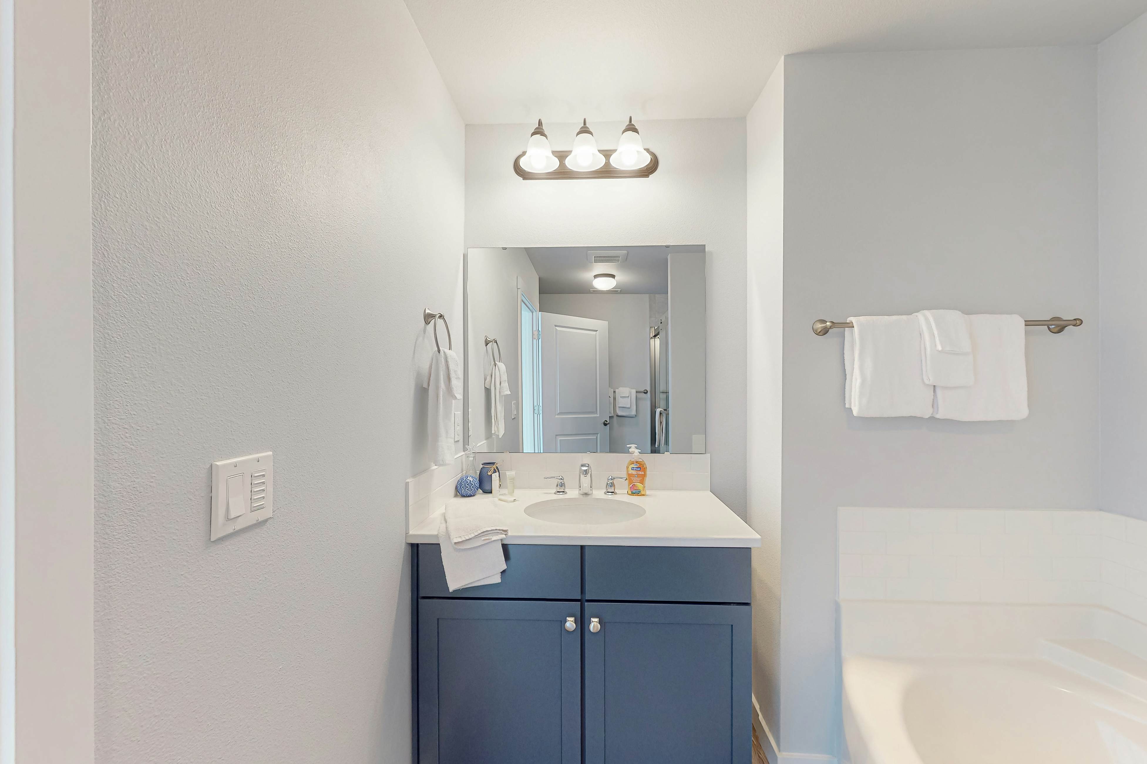 4BR home steps from the beach with private hot tub fireplace and firepit