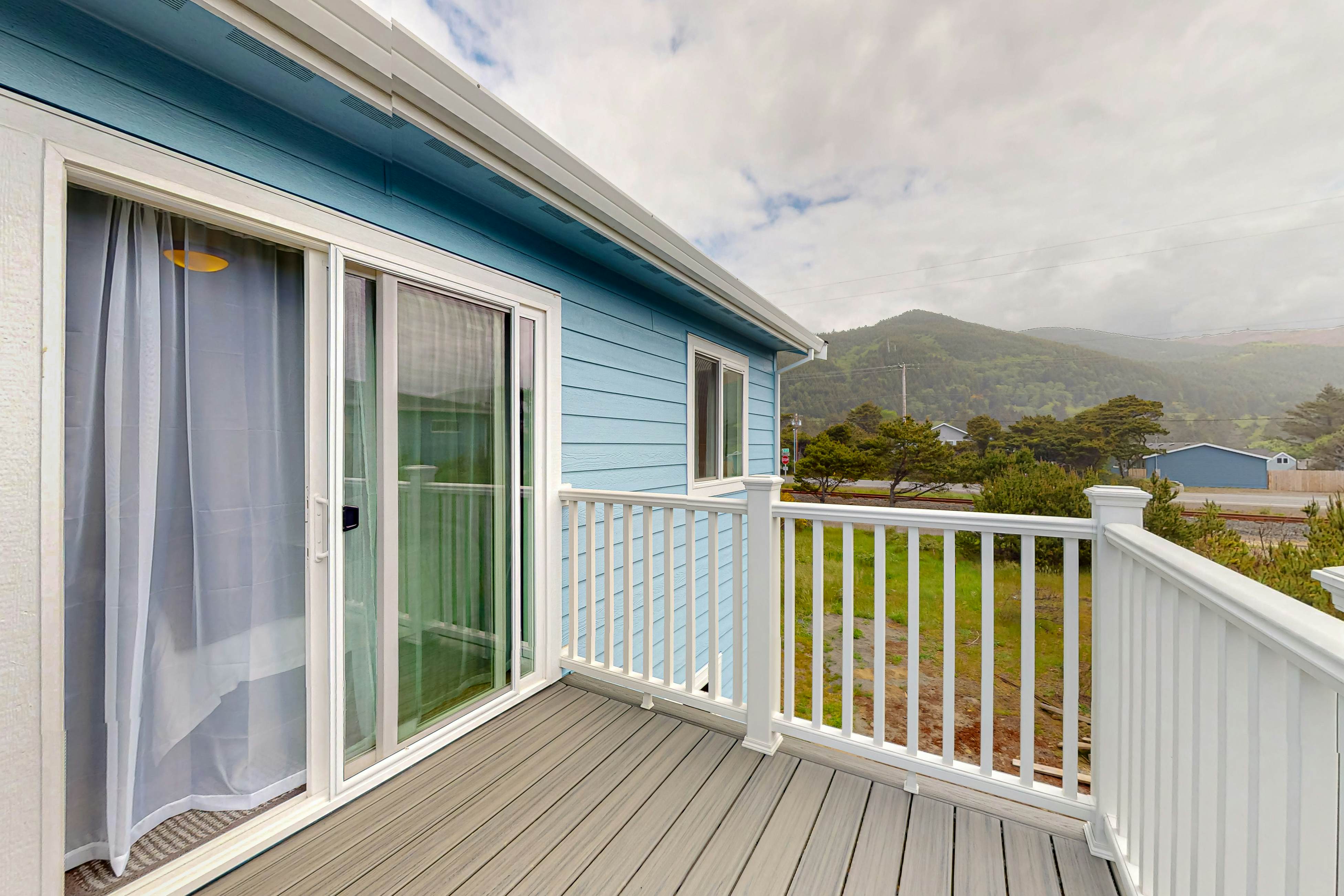 4BR home steps from the beach with private hot tub fireplace and firepit