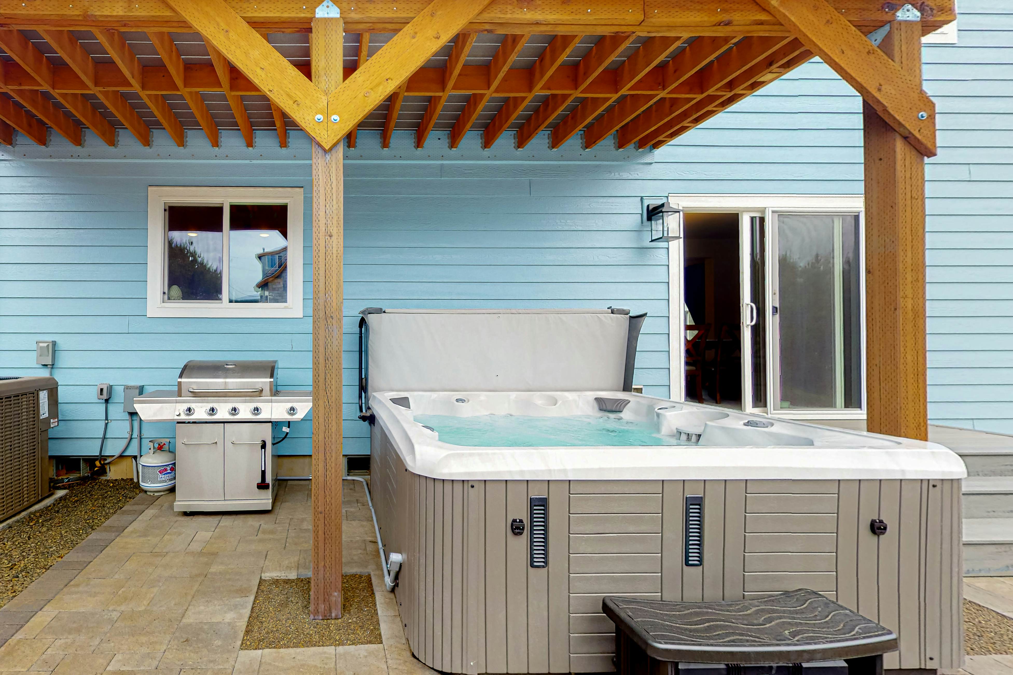 4BR home steps from the beach with private hot tub fireplace and firepit