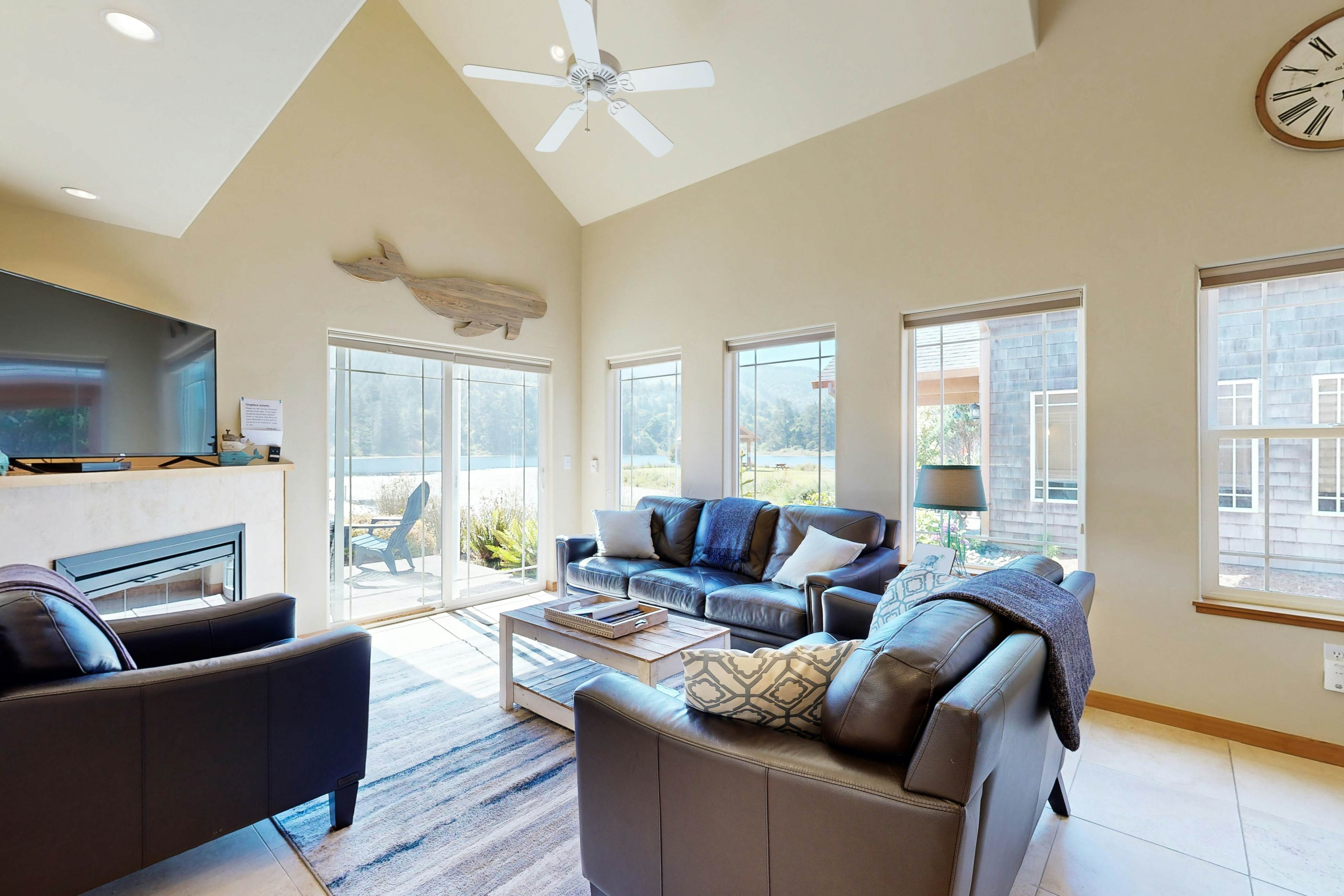 Beautiful lakefront townhome with kayaks & dock - 2 blocks to the beach