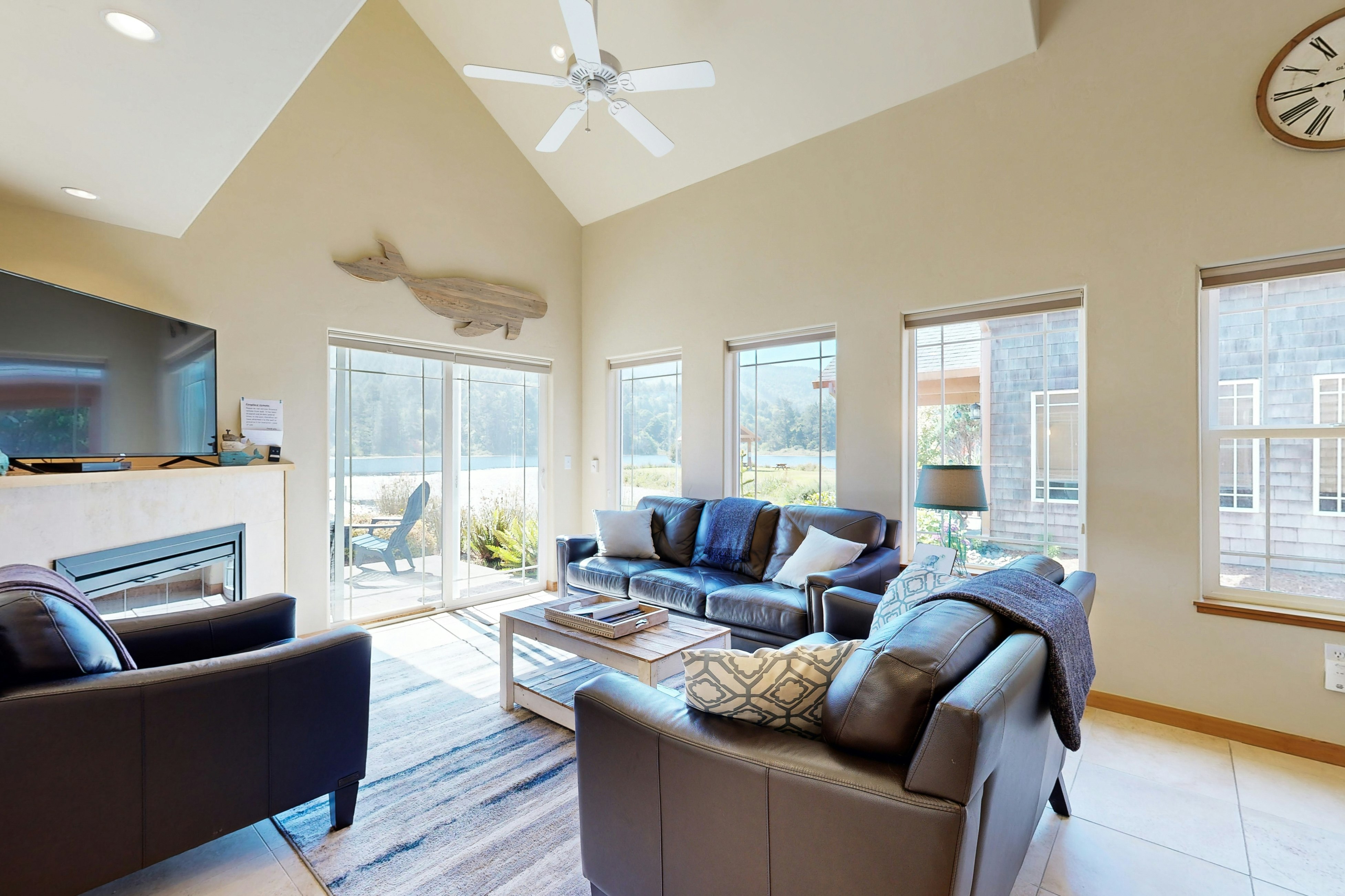 Beautiful lakefront townhome with kayaks & dock - 2 blocks to the beach