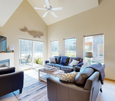 Beautiful lakefront townhome with kayaks and dock 2 blocks to the beach