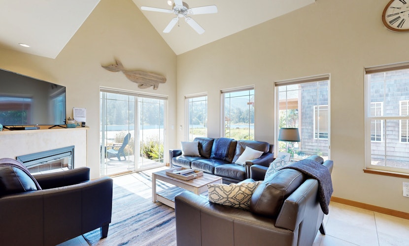 Beautiful lakefront townhome with kayaks and dock 2 blocks to the beach