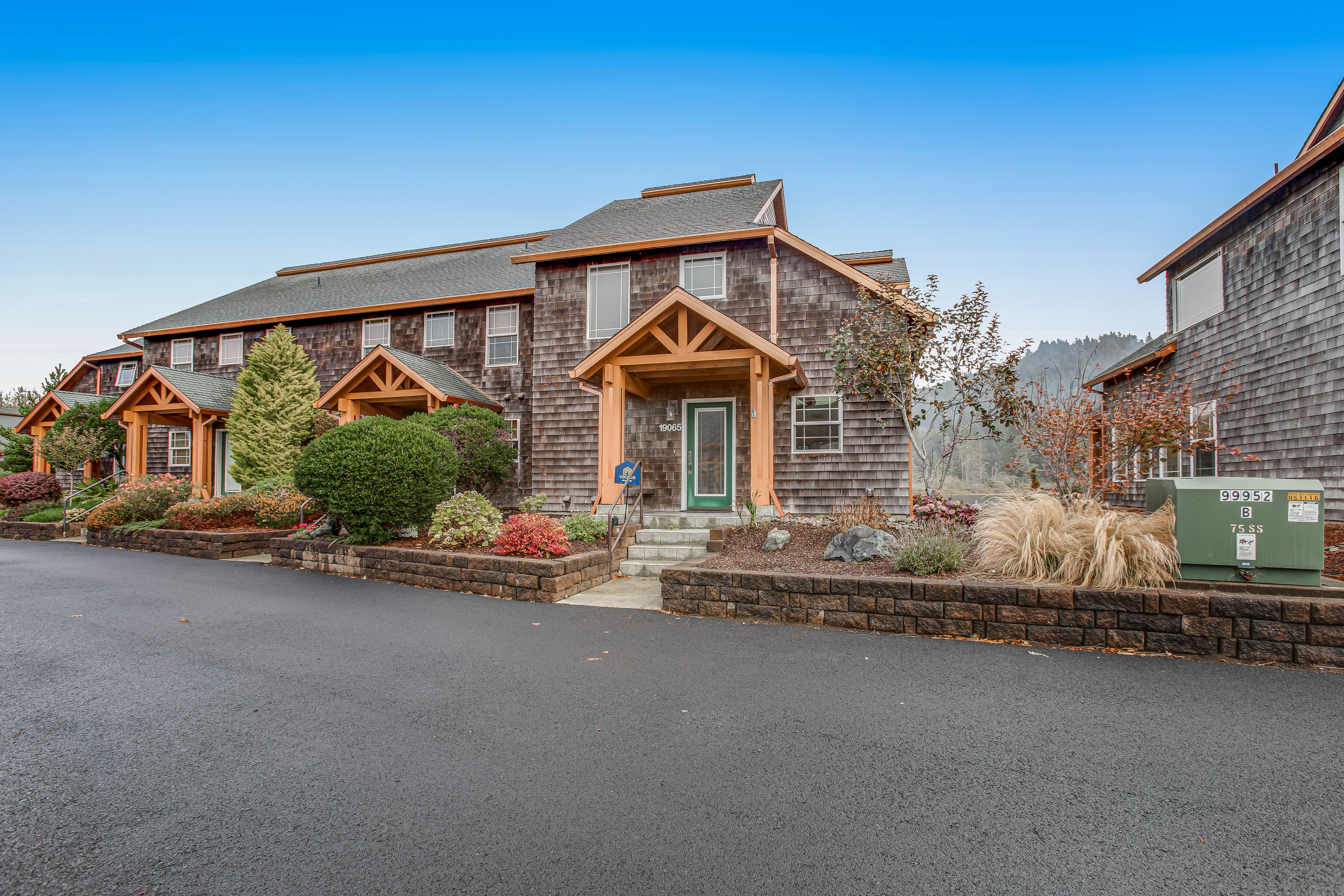 Beautiful lakefront townhome with kayaks and dock 2 blocks to the beach