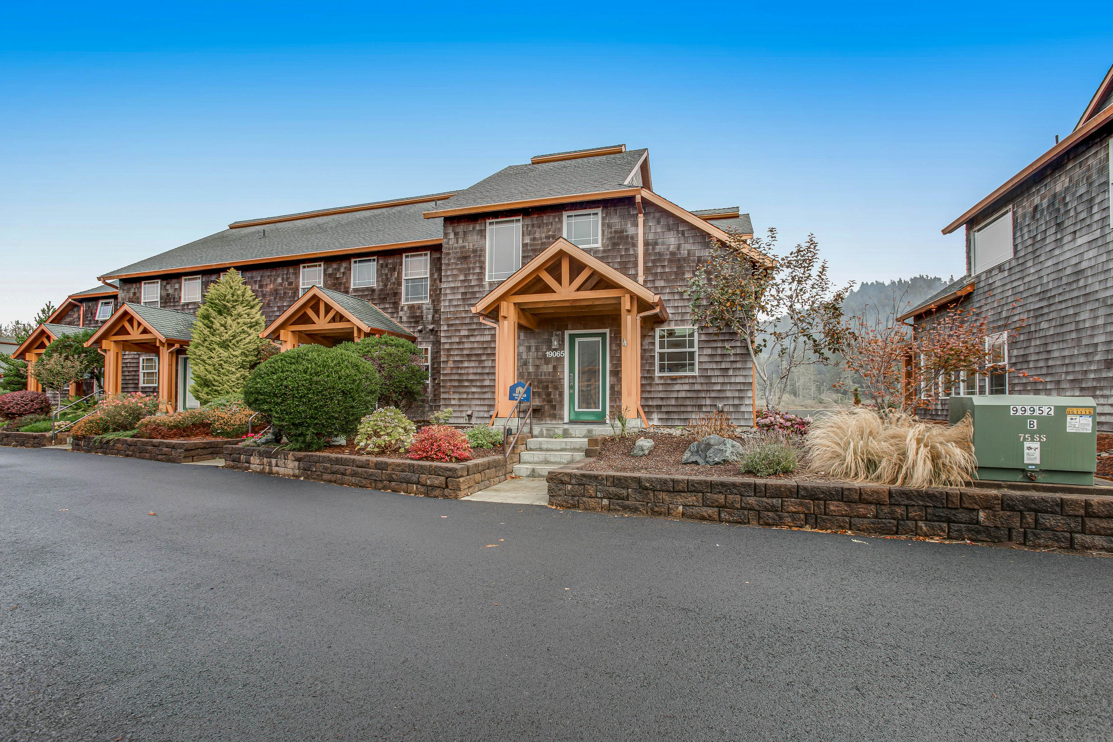 Beautiful lakefront townhome with kayaks & dock - 2 blocks to the beach