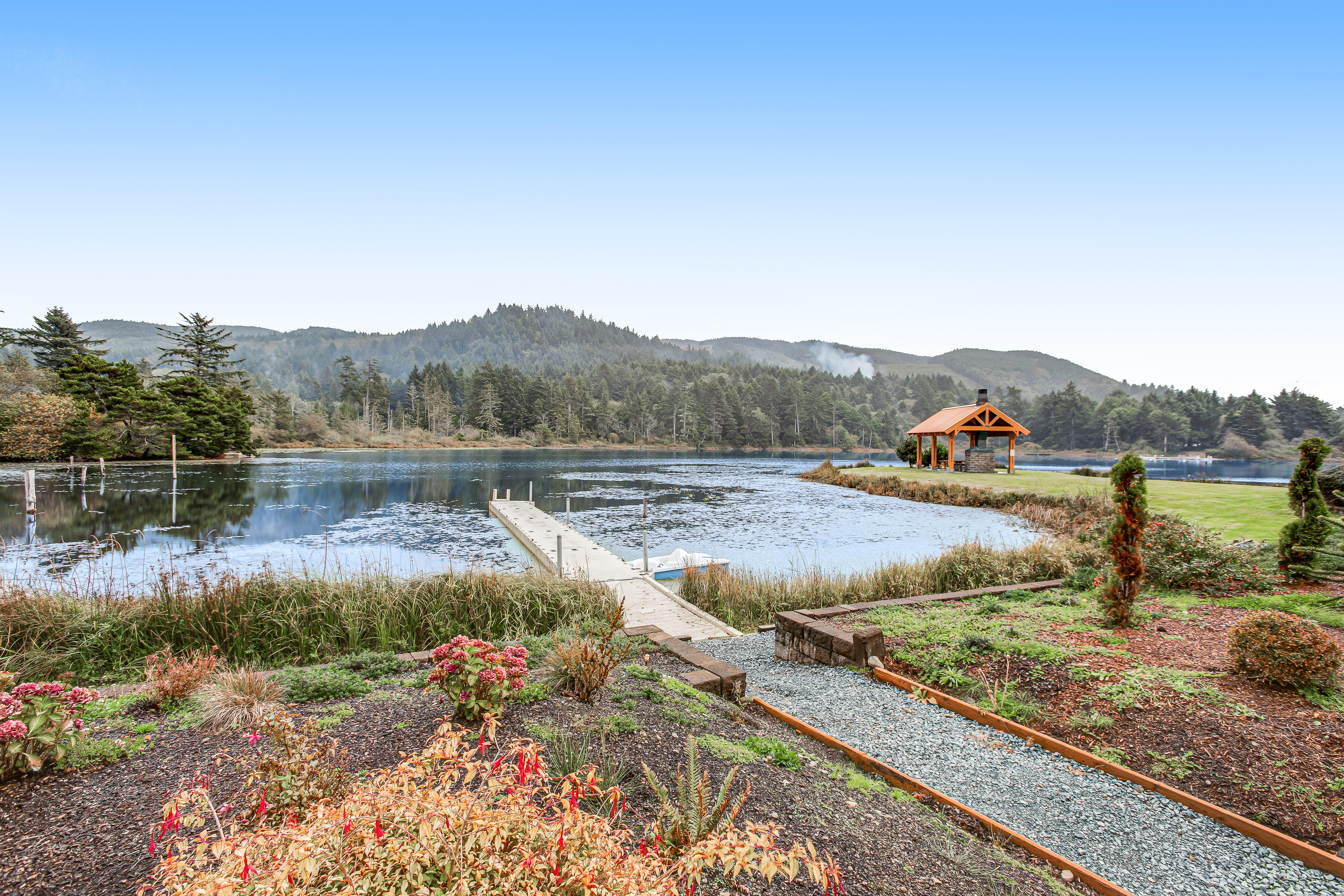 Beautiful lakefront townhome with kayaks and dock 2 blocks to the beach