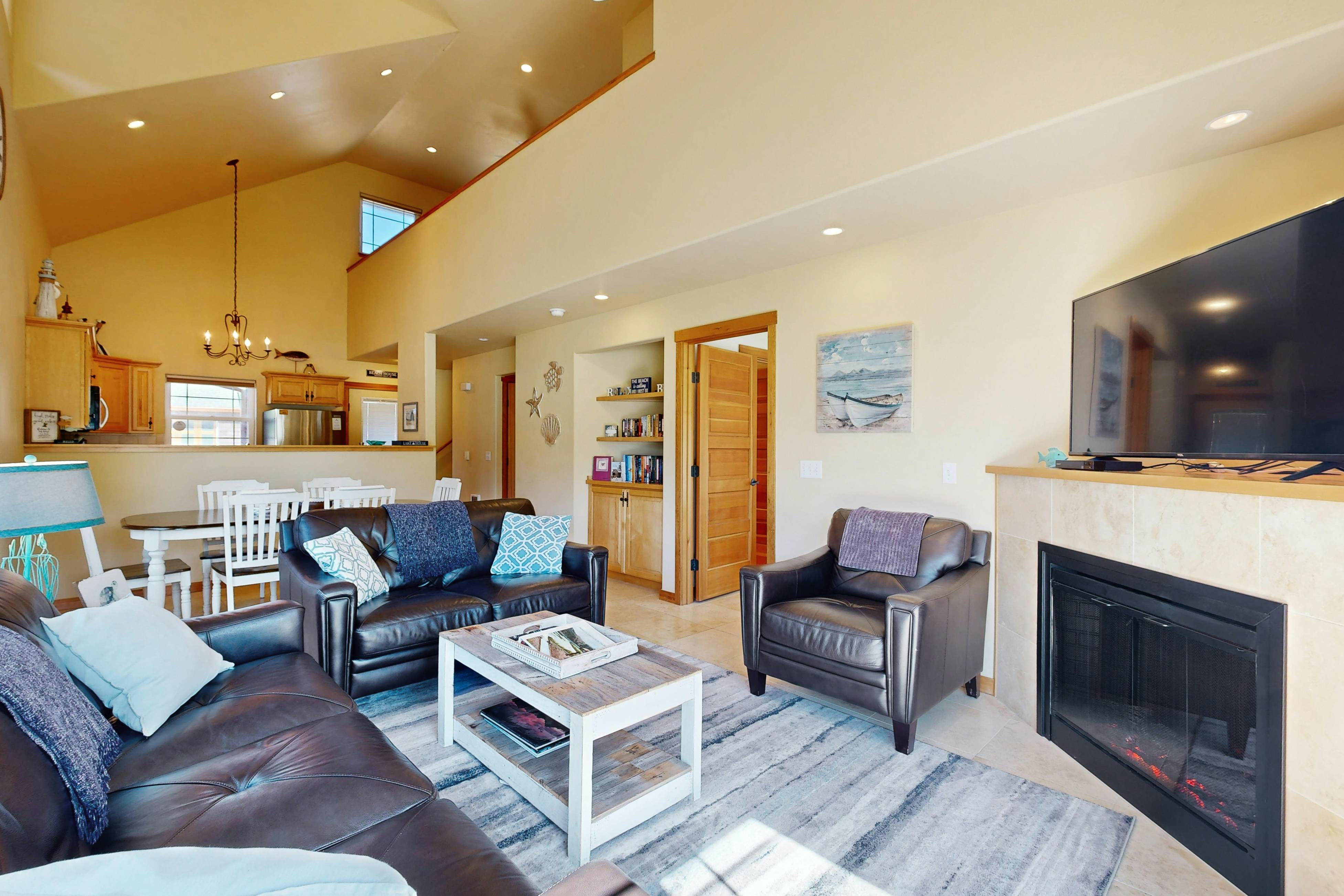 Beautiful lakefront townhome with kayaks & dock - 2 blocks to the beach