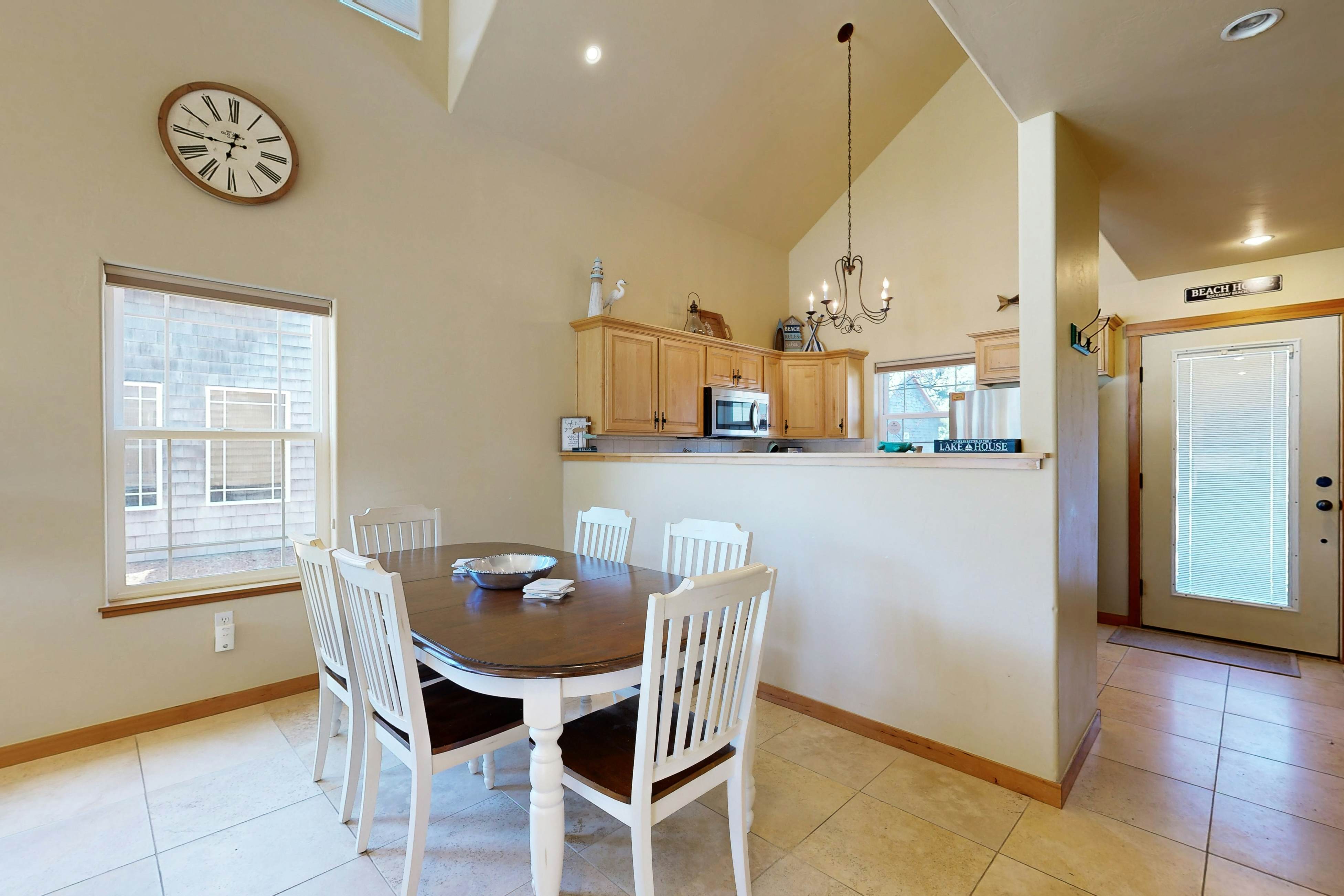 Beautiful lakefront townhome with kayaks & dock - 2 blocks to the beach