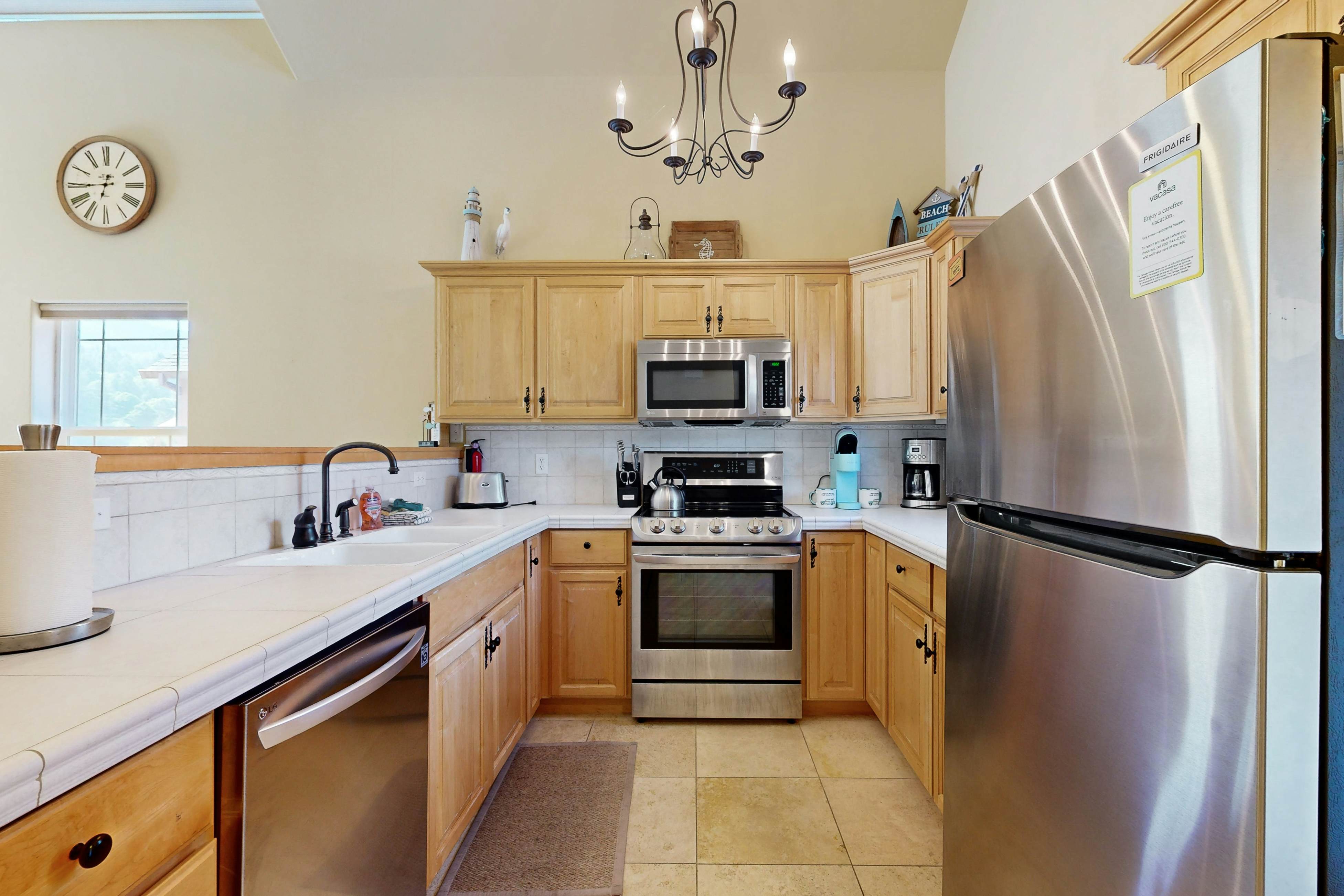 Beautiful lakefront townhome with kayaks & dock - 2 blocks to the beach