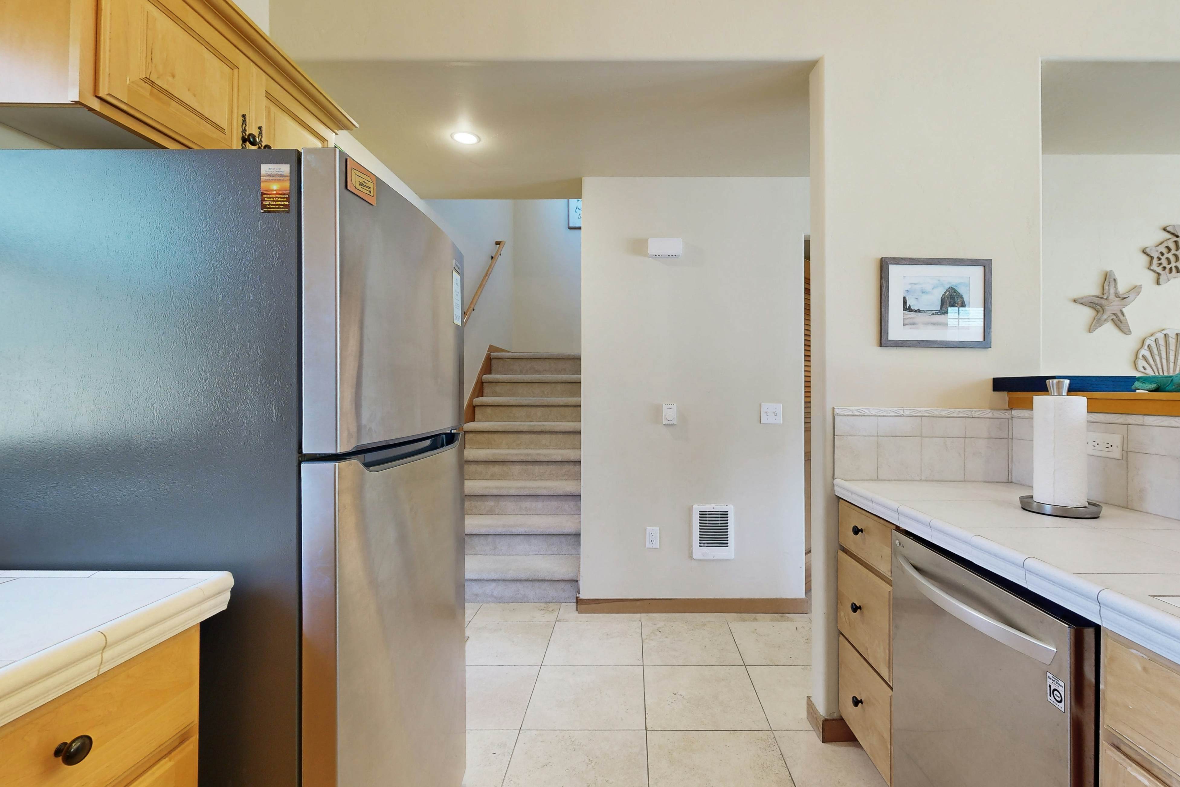 Beautiful lakefront townhome with kayaks & dock - 2 blocks to the beach