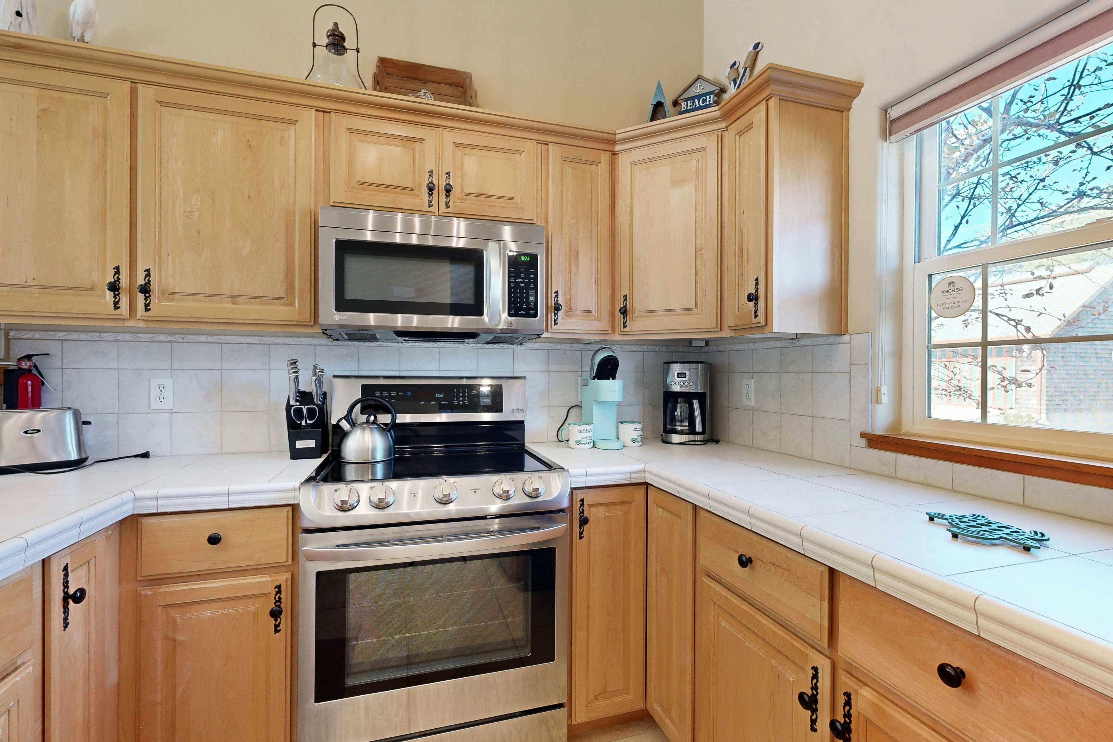 Beautiful lakefront townhome with kayaks & dock - 2 blocks to the beach