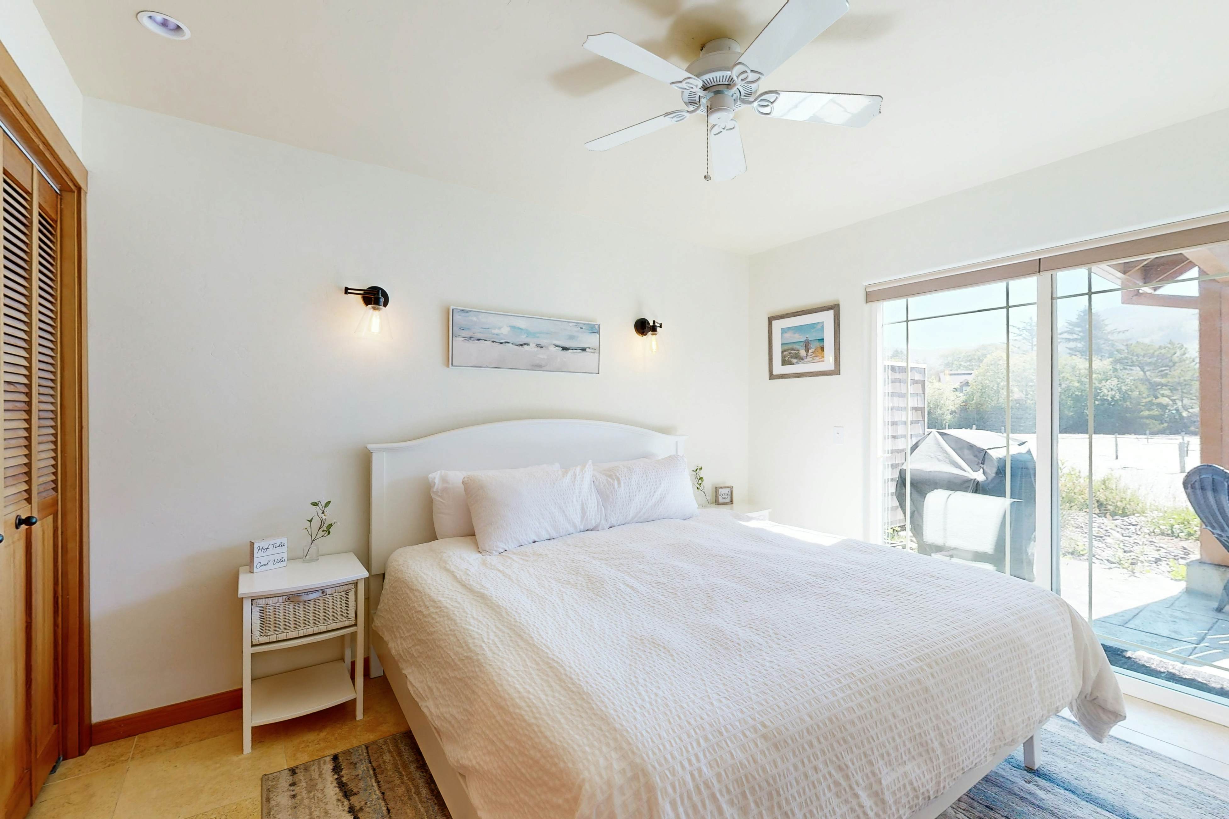 Beautiful lakefront townhome with kayaks & dock - 2 blocks to the beach