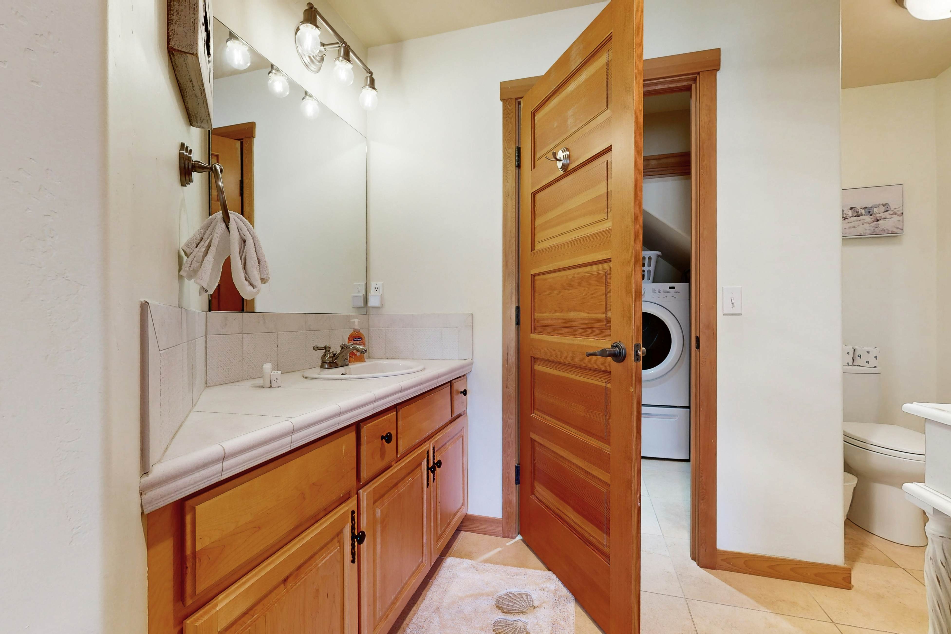 Beautiful lakefront townhome with kayaks & dock - 2 blocks to the beach