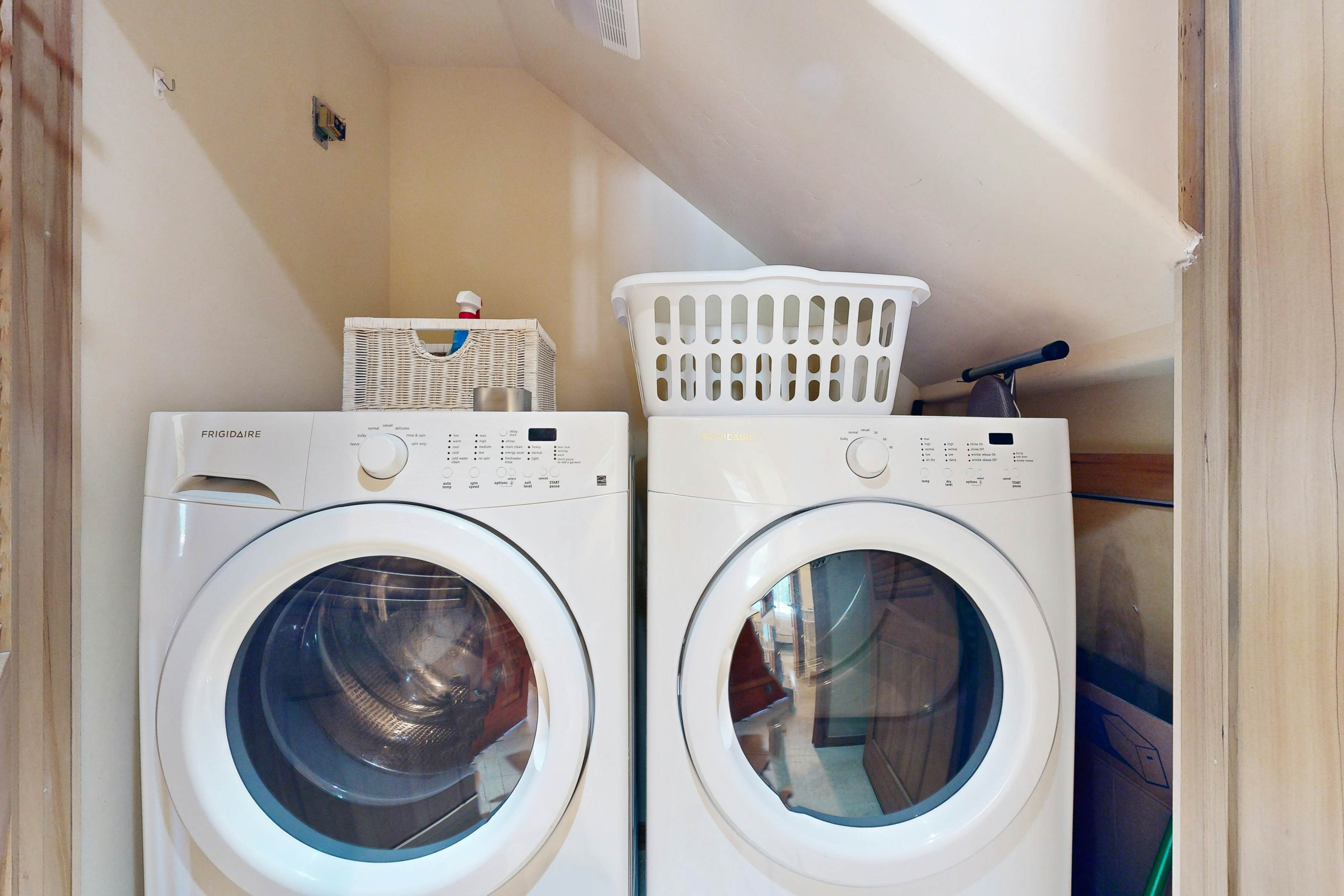 Beautiful lakefront townhome with kayaks & dock - 2 blocks to the beach