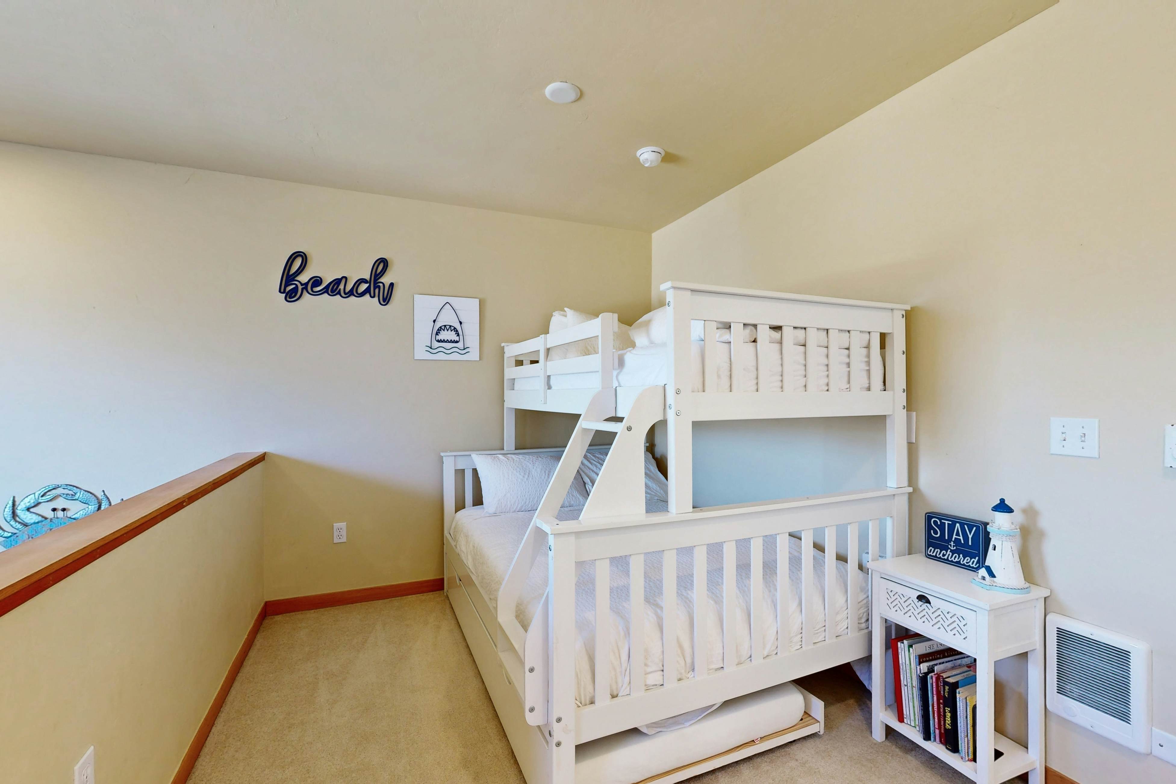 Beautiful lakefront townhome with kayaks & dock - 2 blocks to the beach