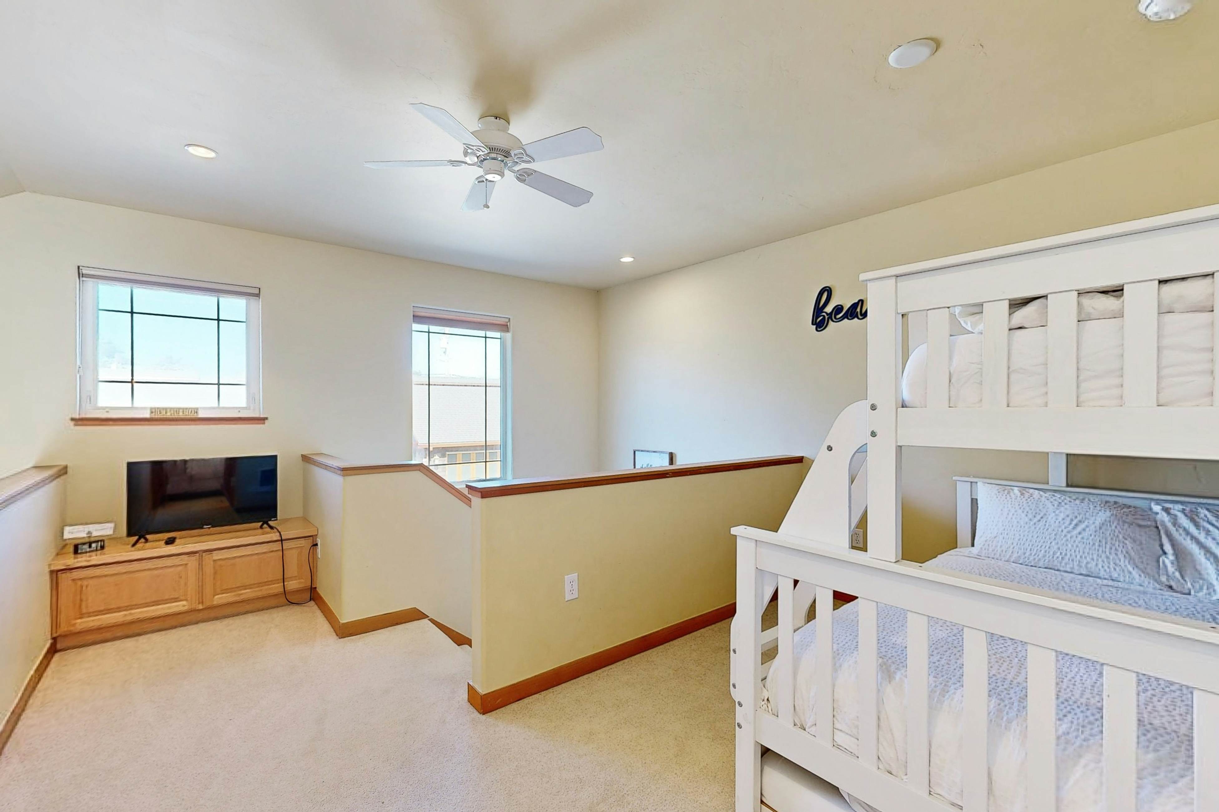 Beautiful lakefront townhome with kayaks & dock - 2 blocks to the beach