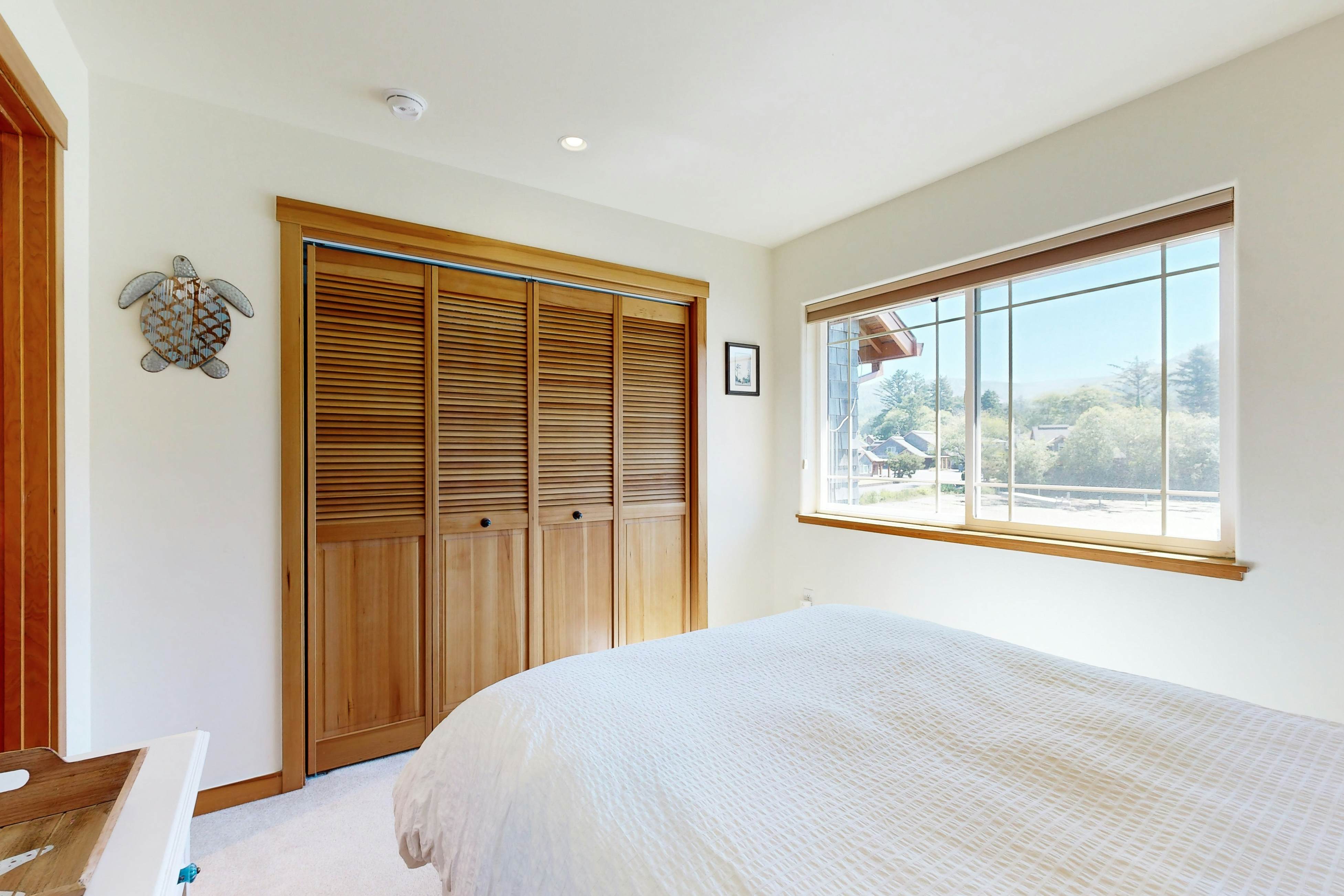 Beautiful lakefront townhome with kayaks & dock - 2 blocks to the beach