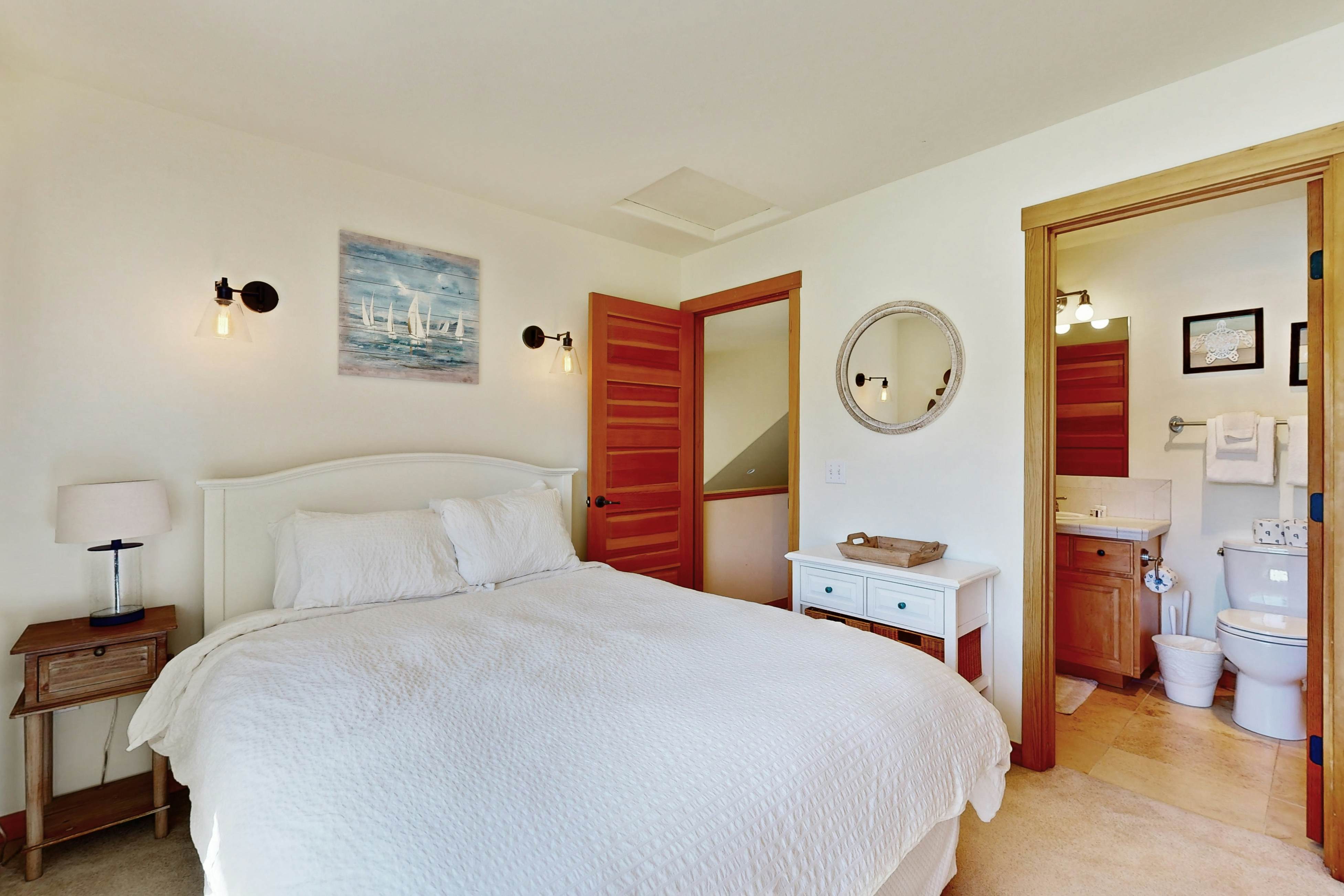 Beautiful lakefront townhome with kayaks & dock - 2 blocks to the beach